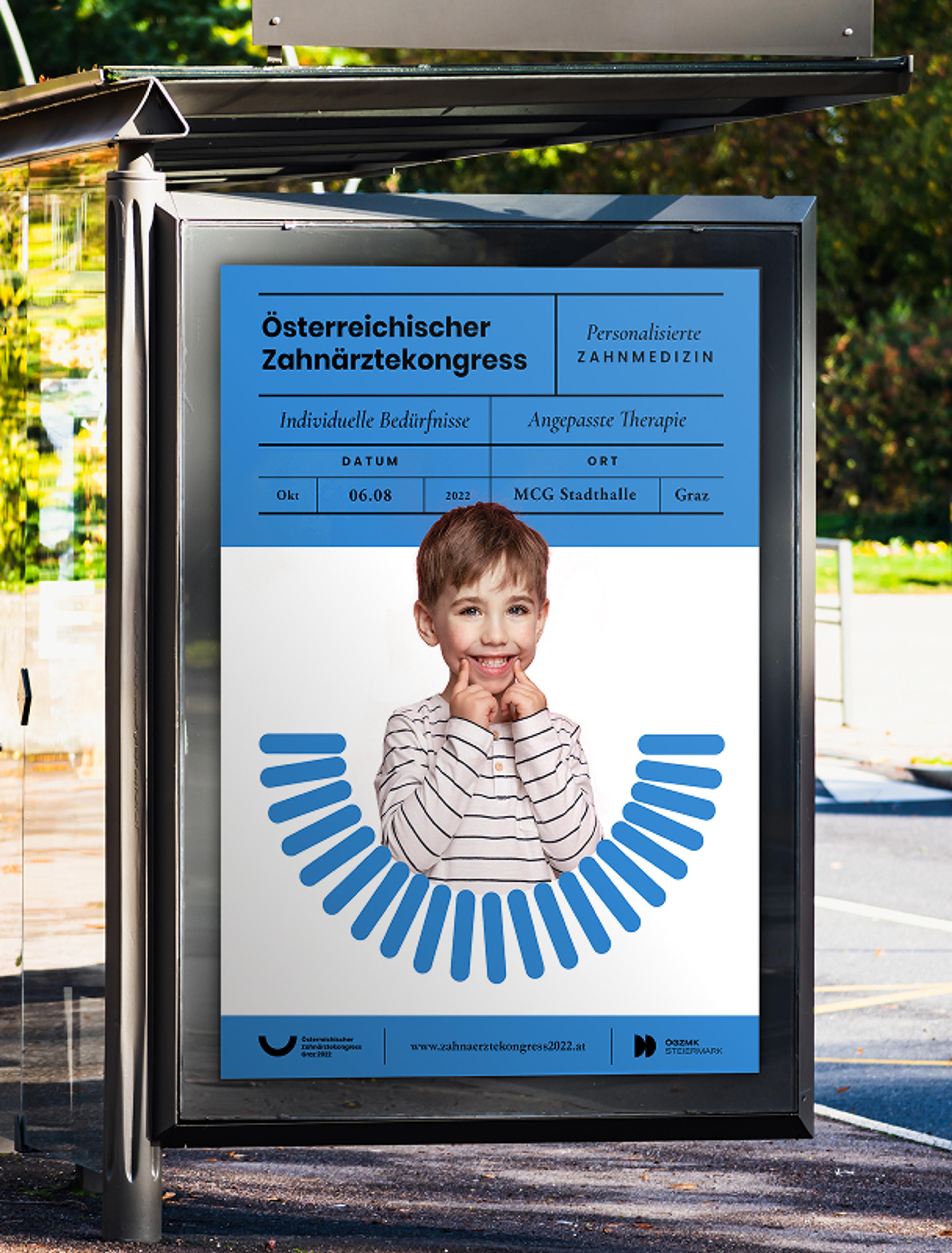 Plakat des Österreichischen Zahnärztekongresses Graz 2022 an einer Bushaltestelle, mit einem lächelnden Kind und blauen Designelementen, gestaltet von Unverwartet Design.
