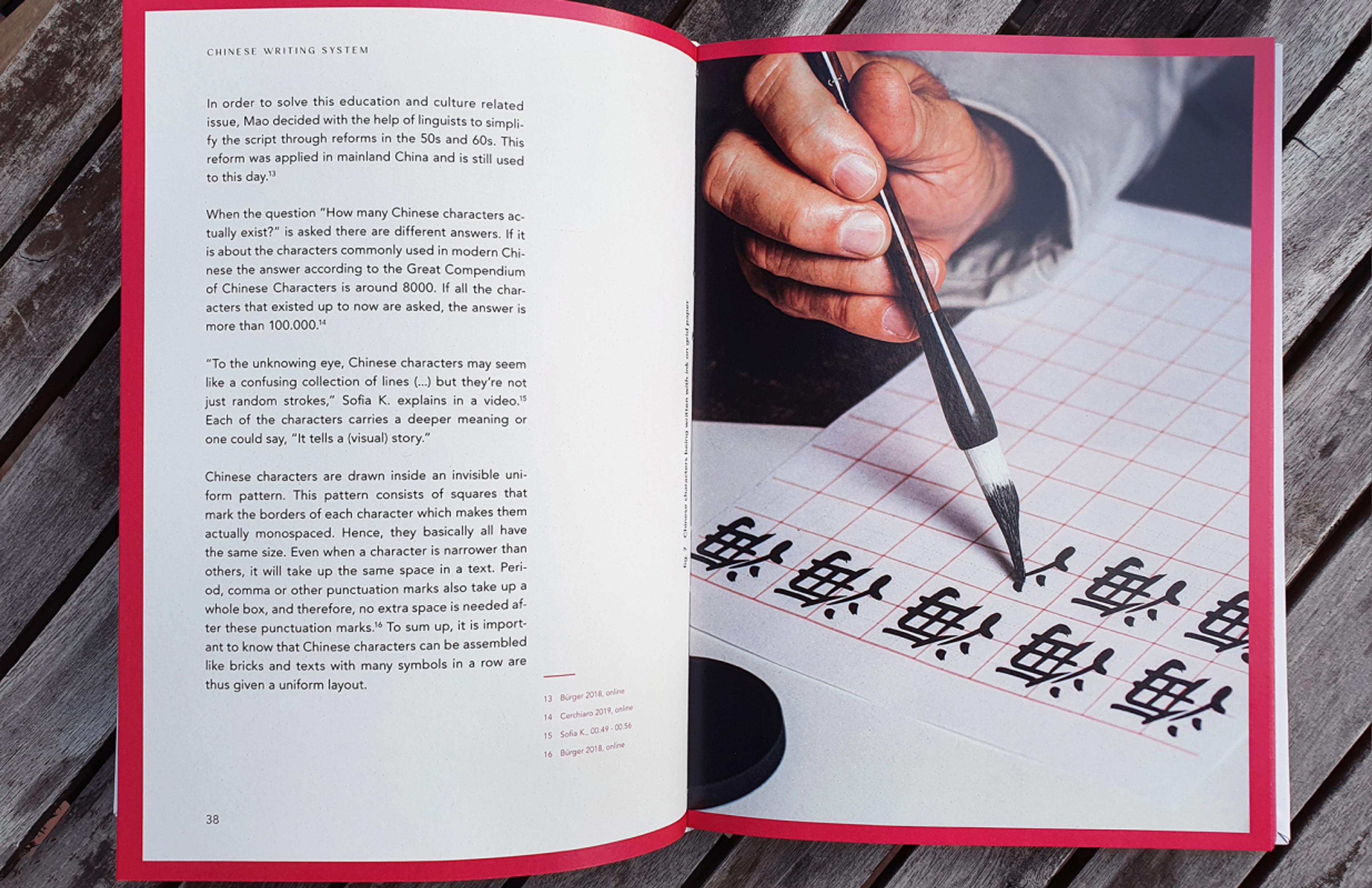 Design-Dokumentation der Meilin Schrift: Eine Seite aus einem Buch über chinesische Schriftzeichen mit historischer Erklärung. Die Meilin Font verbindet westliche Typografie mit asiatischer Ästhetik.