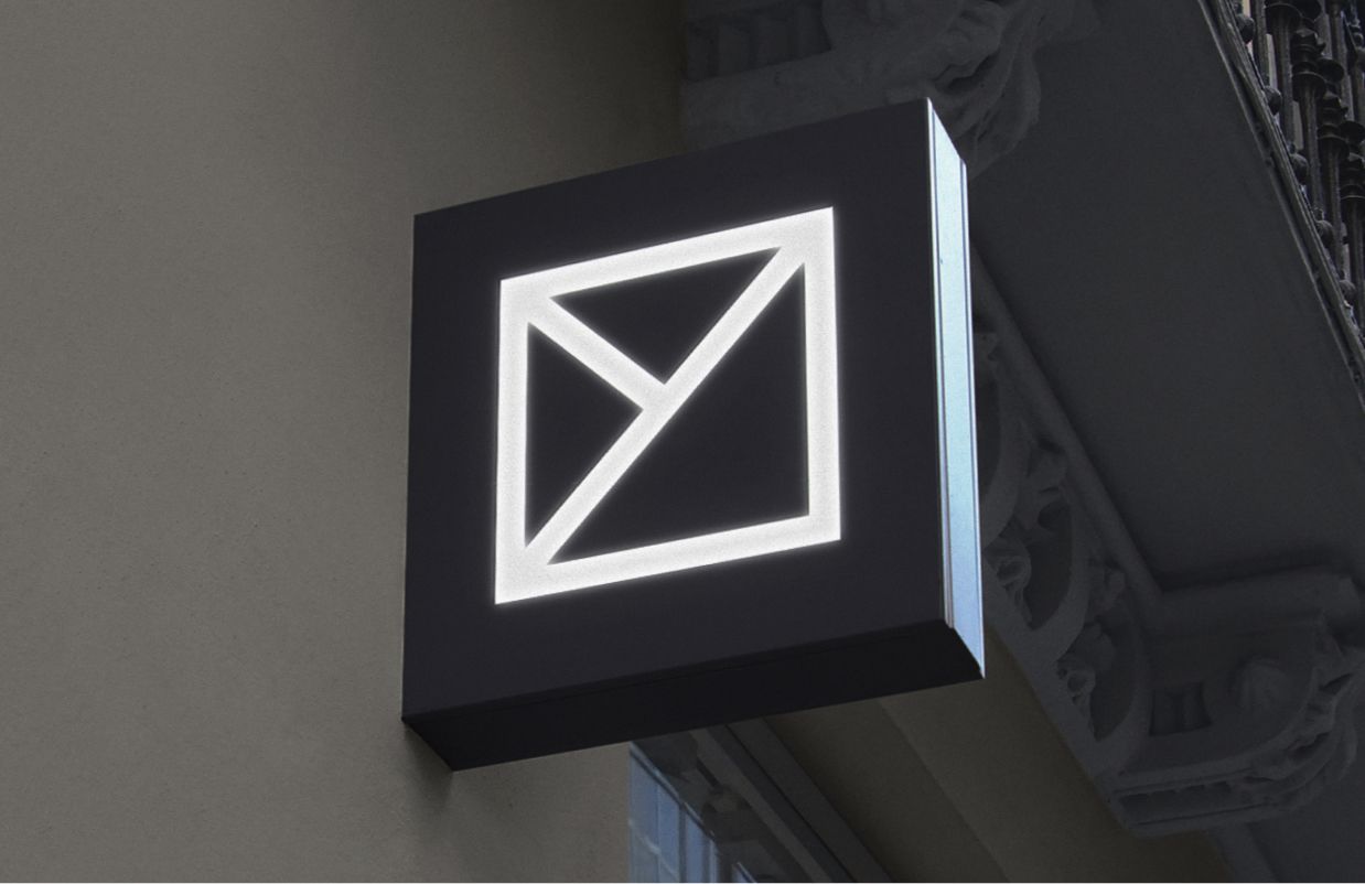 Leuchtkasten mit Logo von Martin Zimmermann, entwickelt von Unerwartet Design, für einen markanten und professionellen Außenauftritt.