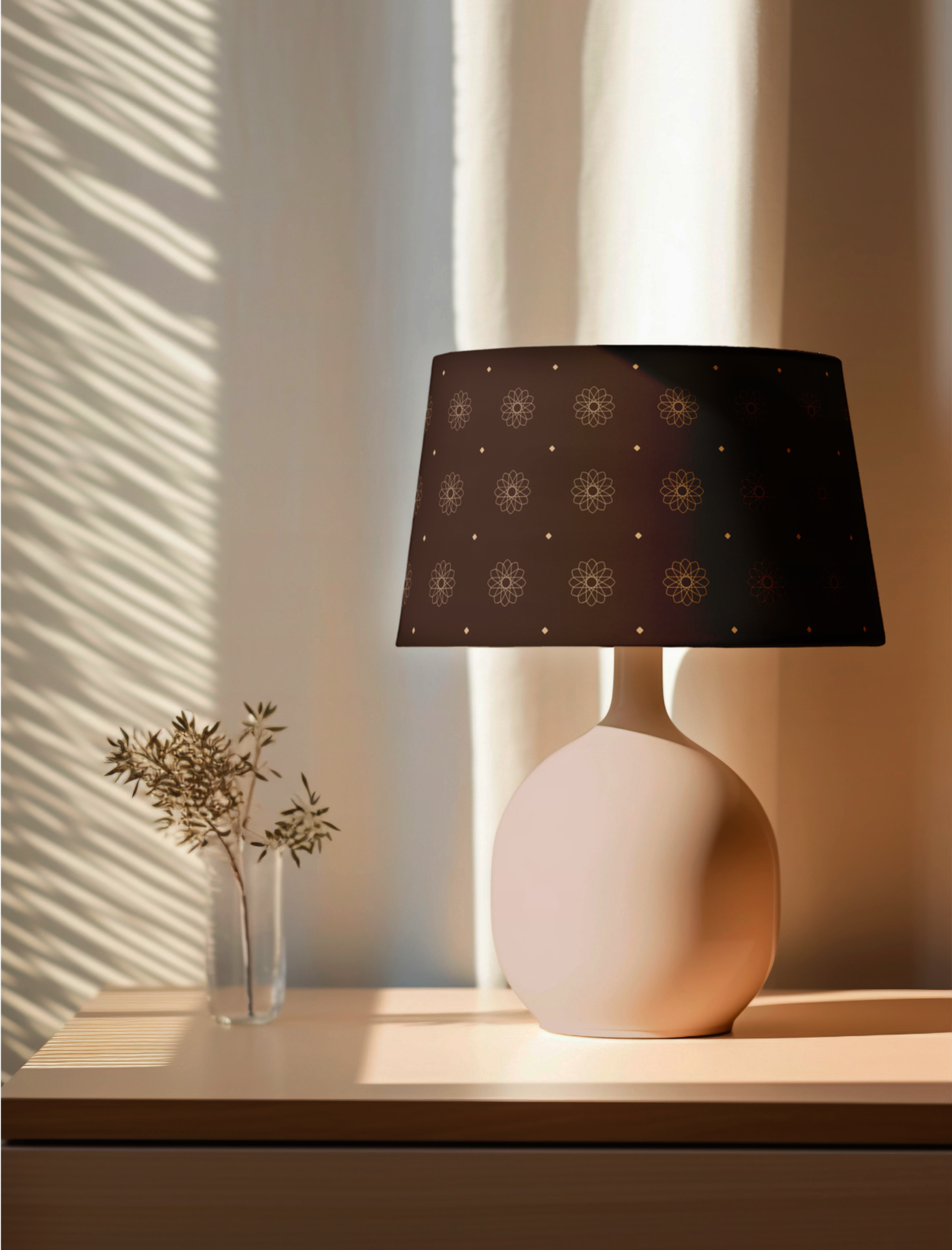 Braune Tischlampe mit Strasserwirt-Muster, ein harmonisches Zusammenspiel aus traditionellem Design und moderner Ästhetik – Unerwartet Design