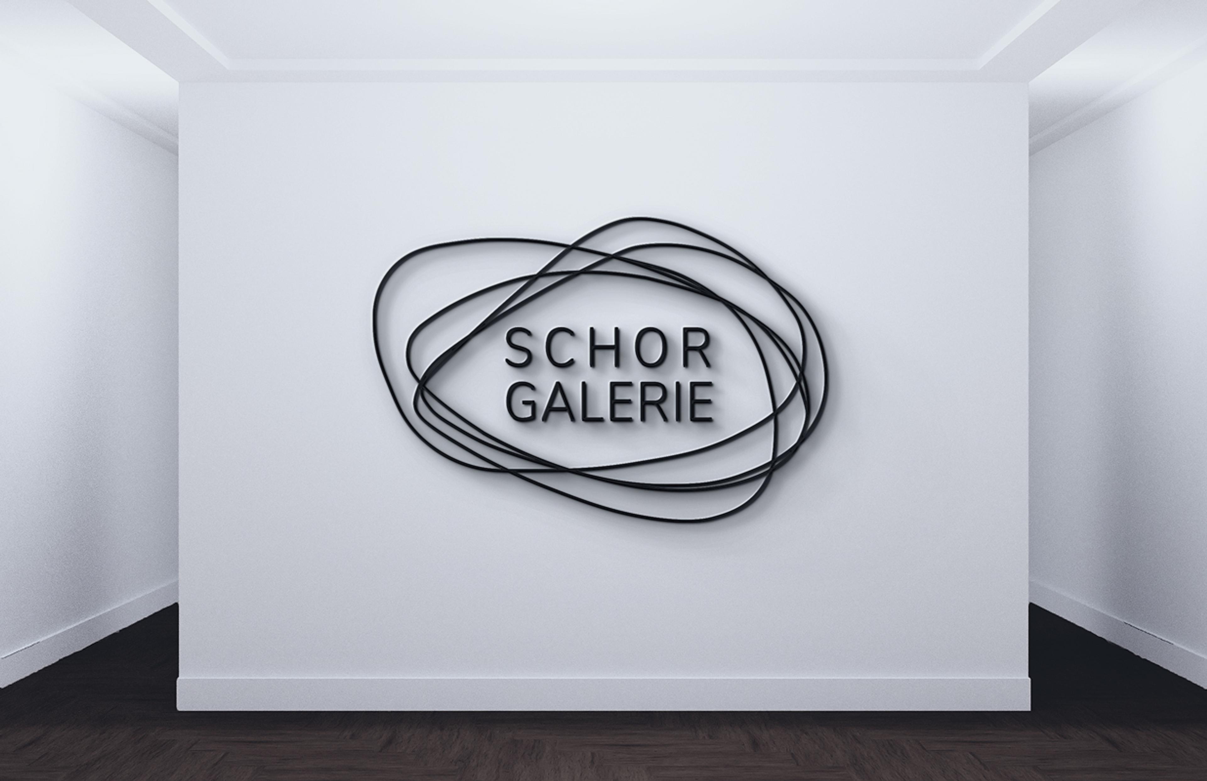 Ein minimalistisches 3D-Logo mit verschlungenen Linien auf einer weißen Wand in einer modernen Galerie.