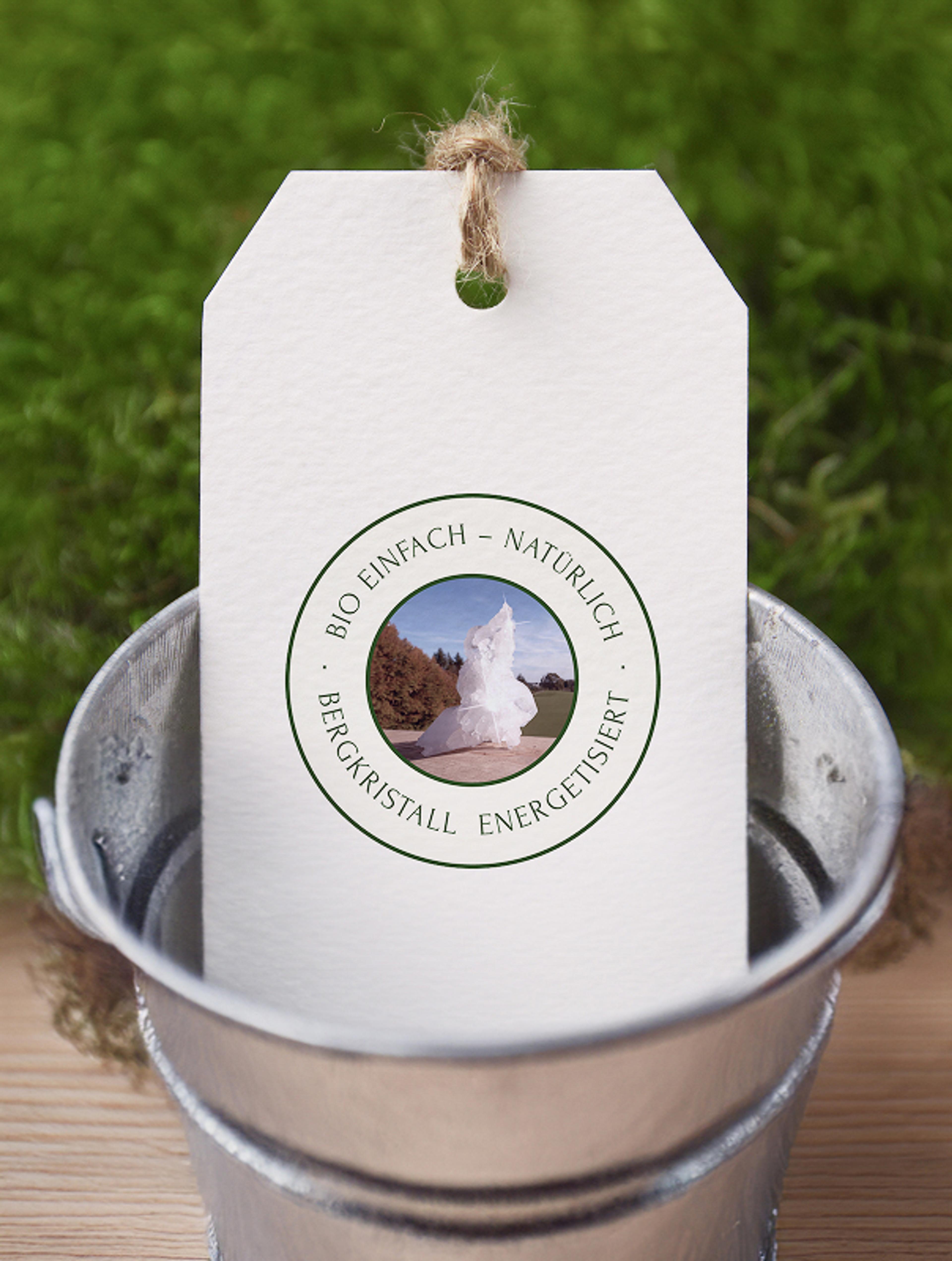 Beiger Anhänger mit Bioobst Logo in einem Eimer