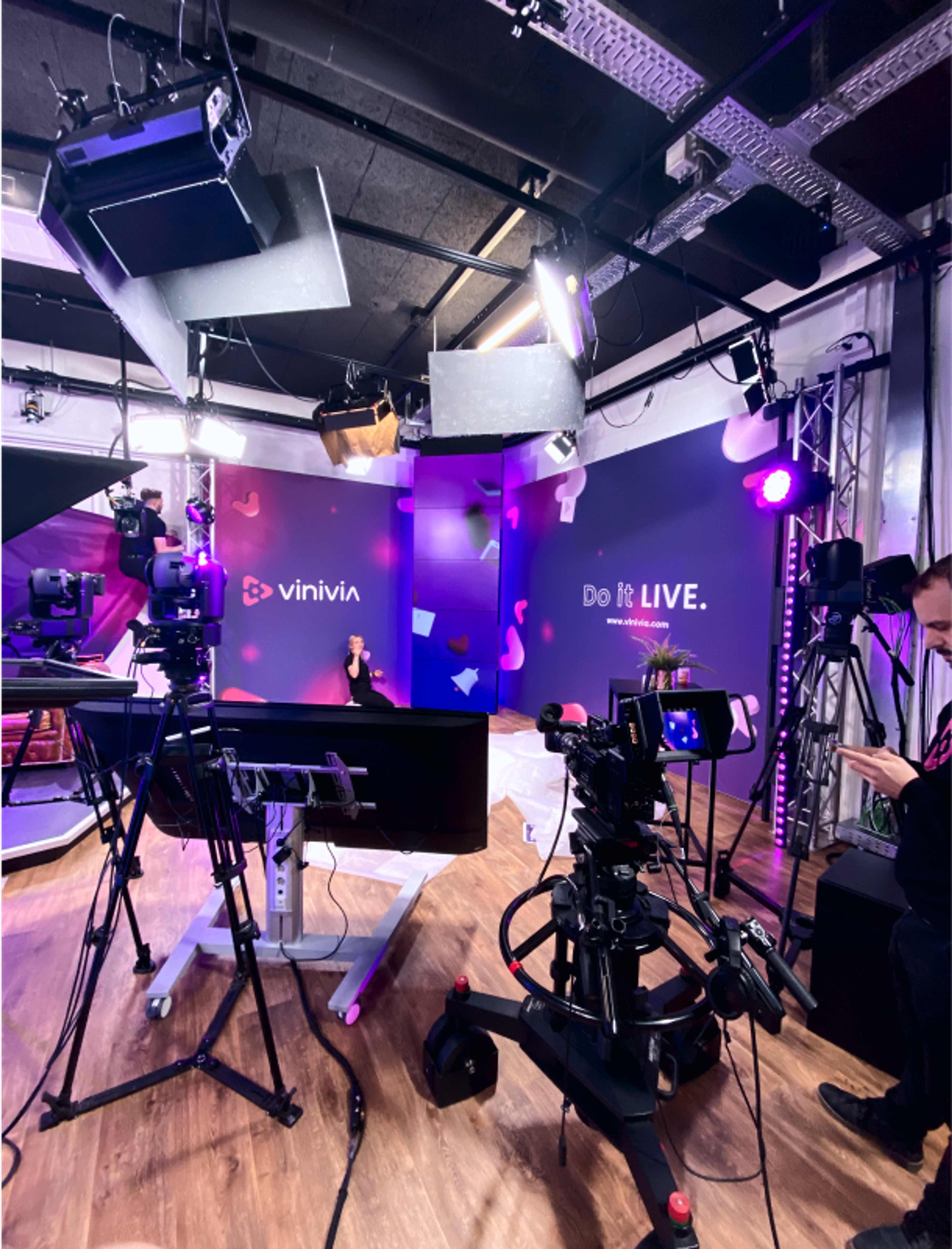 Modernes Live-Streaming-Studio im Vinivia Office in der Schweiz, ausgestattet mit Kameras, Beleuchtung und Technik für hochwertige Produktionen – Unerwartet Design