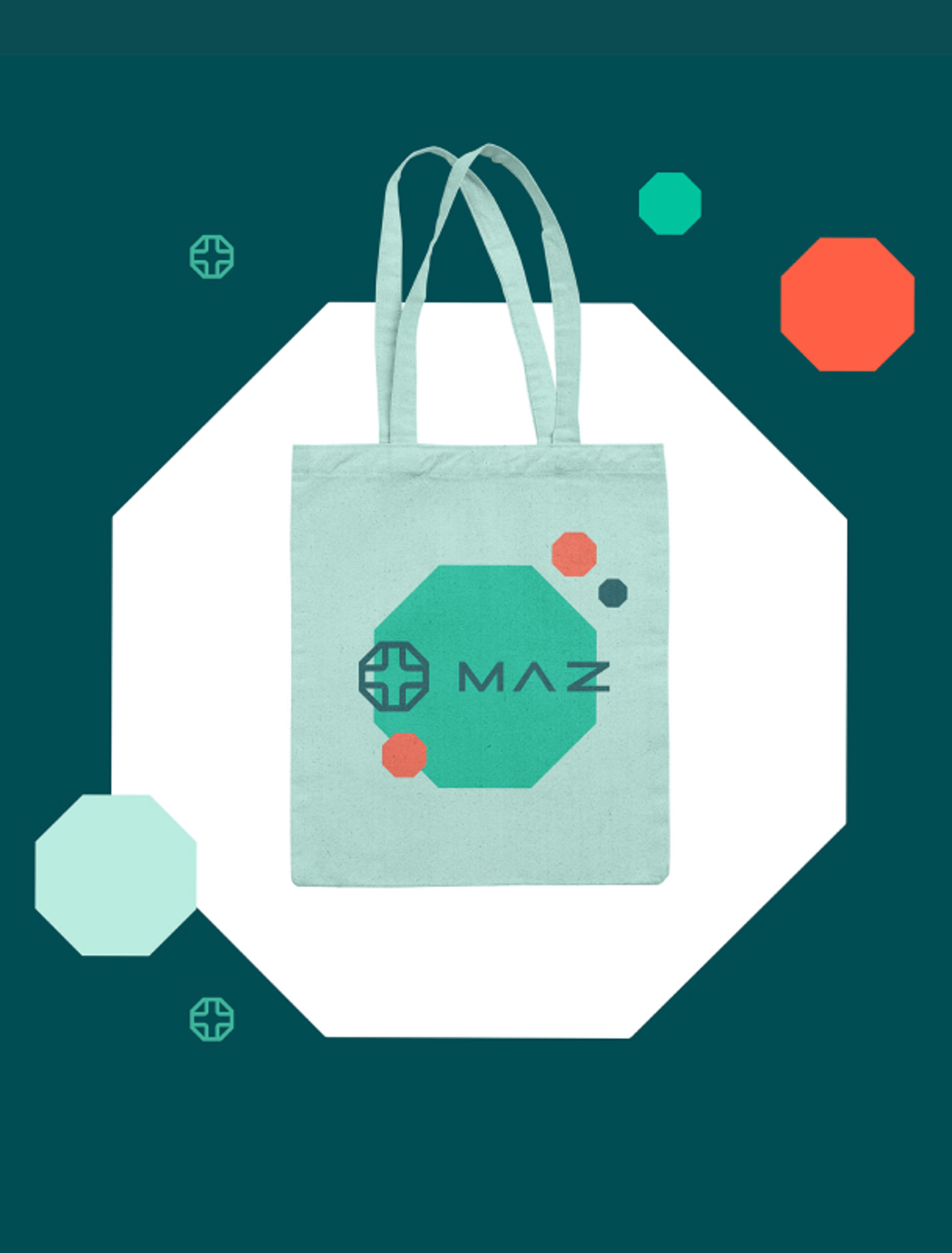 Stofftasche mit MAZ-Logo und geometrischen Design-Elementen auf dunklem Petrolhintergrund. Markenstrategie und Werbemittel für das Ausbildungszentrum.