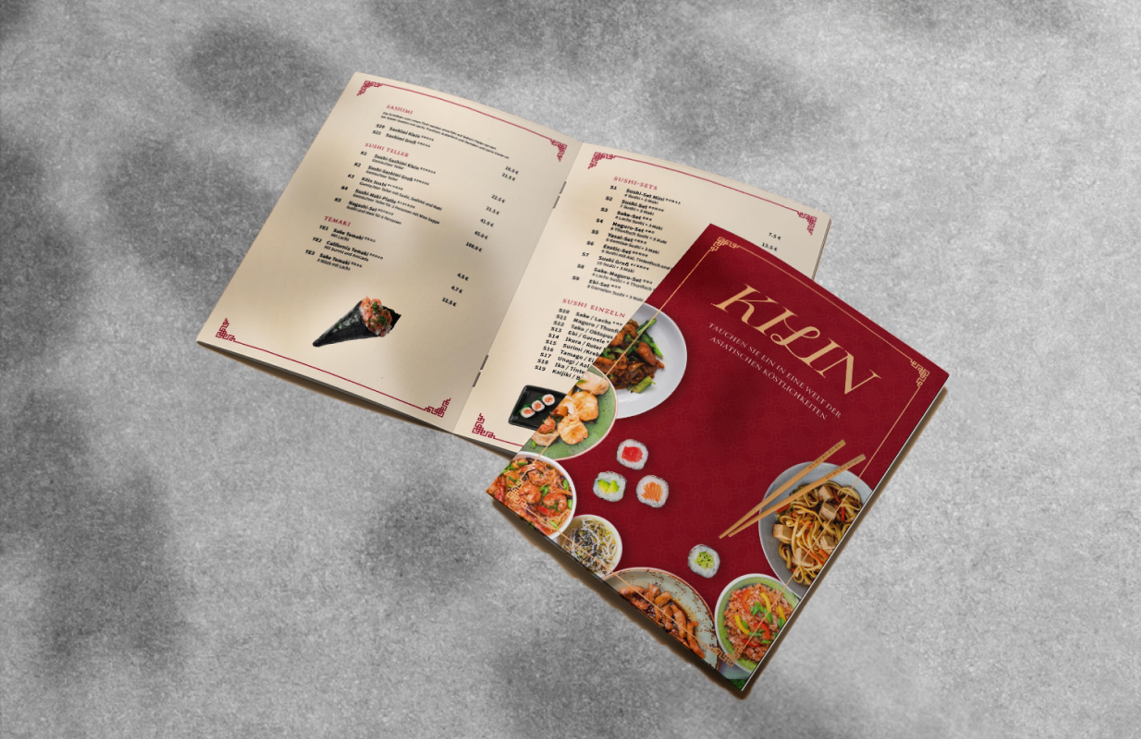 Die offene Speisekarte des Kilin Restaurants präsentiert ein umfangreiches Menü mit warmen Gerichten, Sushi, Bento-Boxen und Desserts. Elegantes asiatisches Design mit minimalistischer Typografie auf schwarzem Steinuntergrund, begleitet von Sushi und traditionellen Teekannen. Modernes Gastronomie-Branding mit exklusiver Menügestaltung, umgesetzt von Unerwartet Branding und Design OG aus Graz, Österreich.