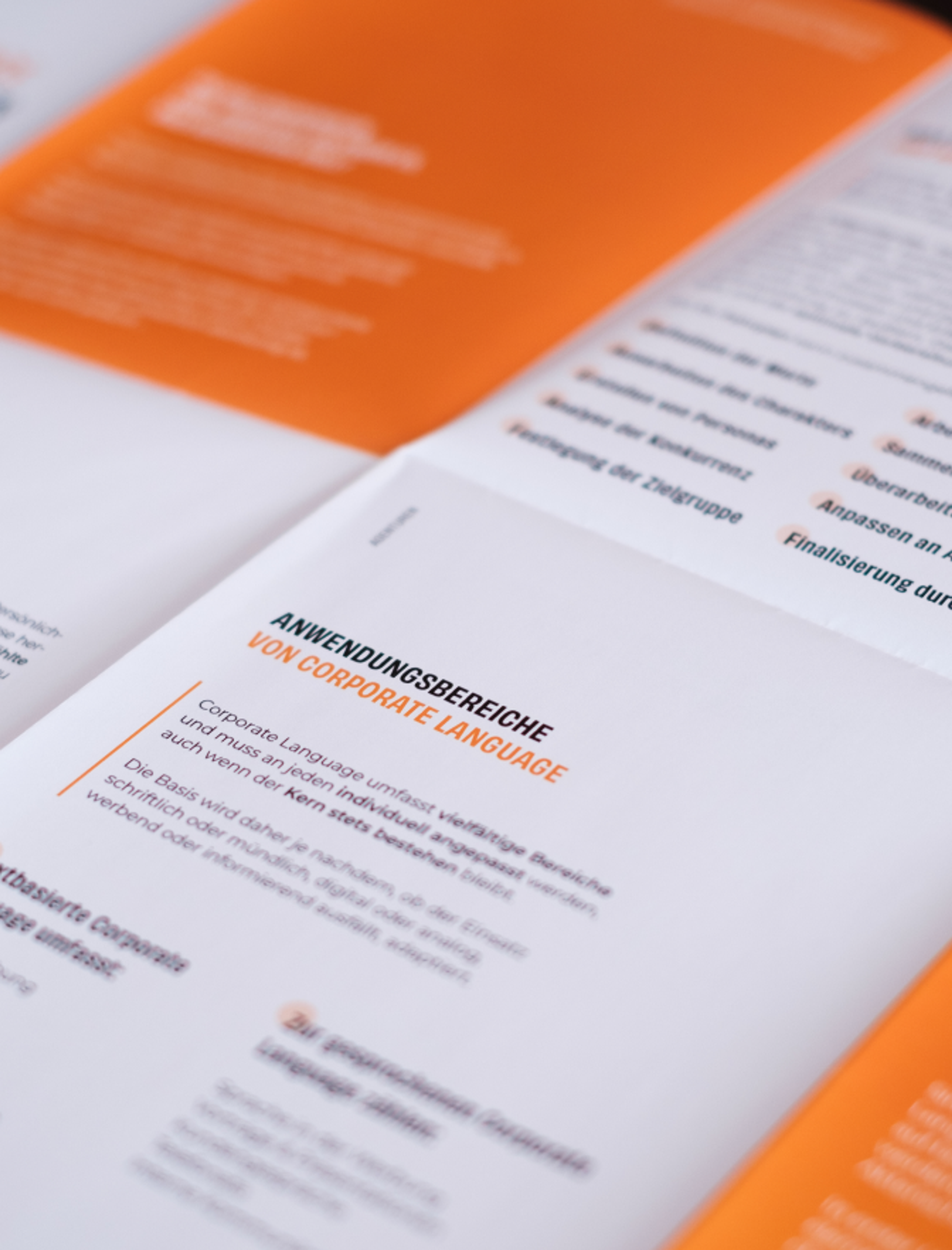 Nahaufnahme einer Seite aus der Broschüre, gestaltet von Valerie Zengerer von Unerwartet Design, die die Anwendungsbereiche der Corporate Language beschreibt.