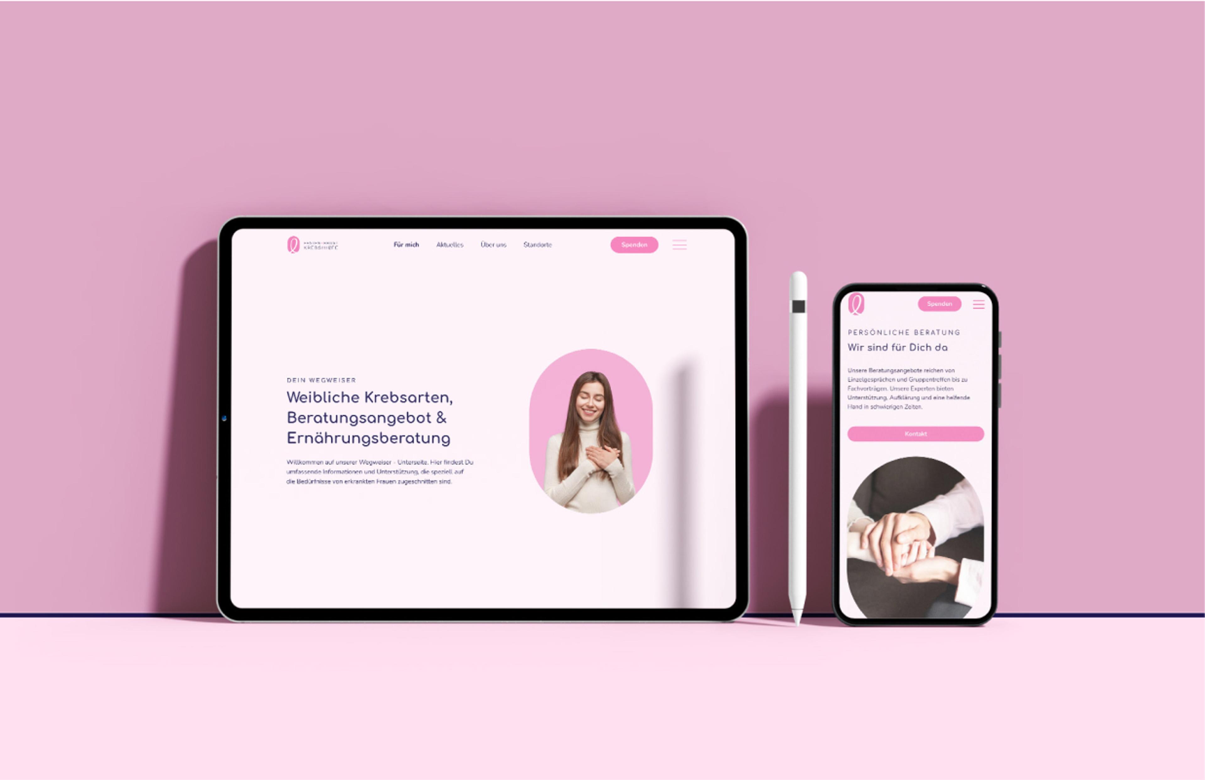 Ein Tablet und ein Smartphone zeigen die Zauberfrauen-Website. Die Inhalte umfassen Informationen zu Krebsarten und Beratungsmöglichkeiten.