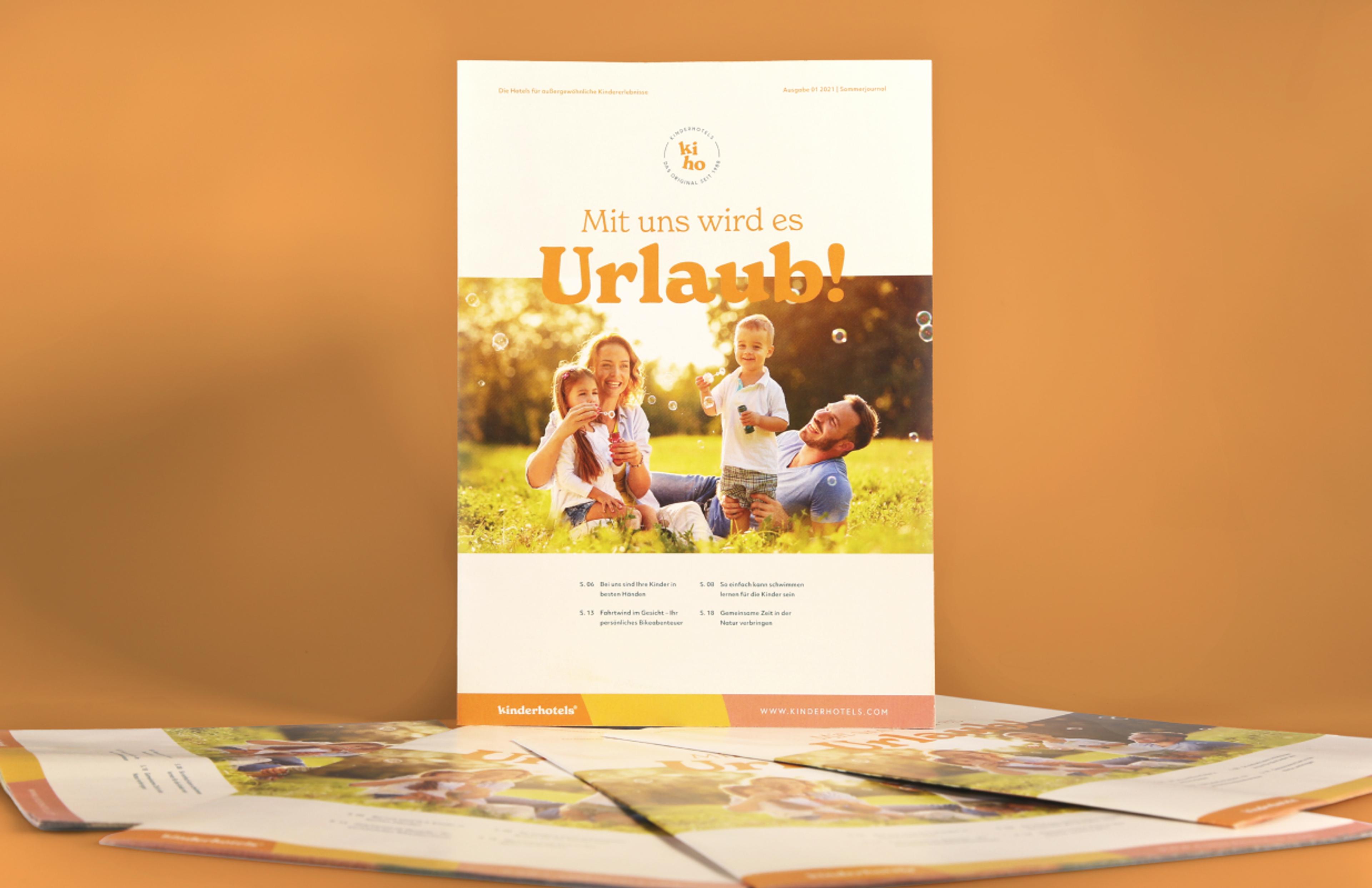 Titelseite der Kinderhotels Sommerbroschüre, gestaltet von Unerwartet Design und Zeitgeist, mit fröhlichem Familienmotiv.