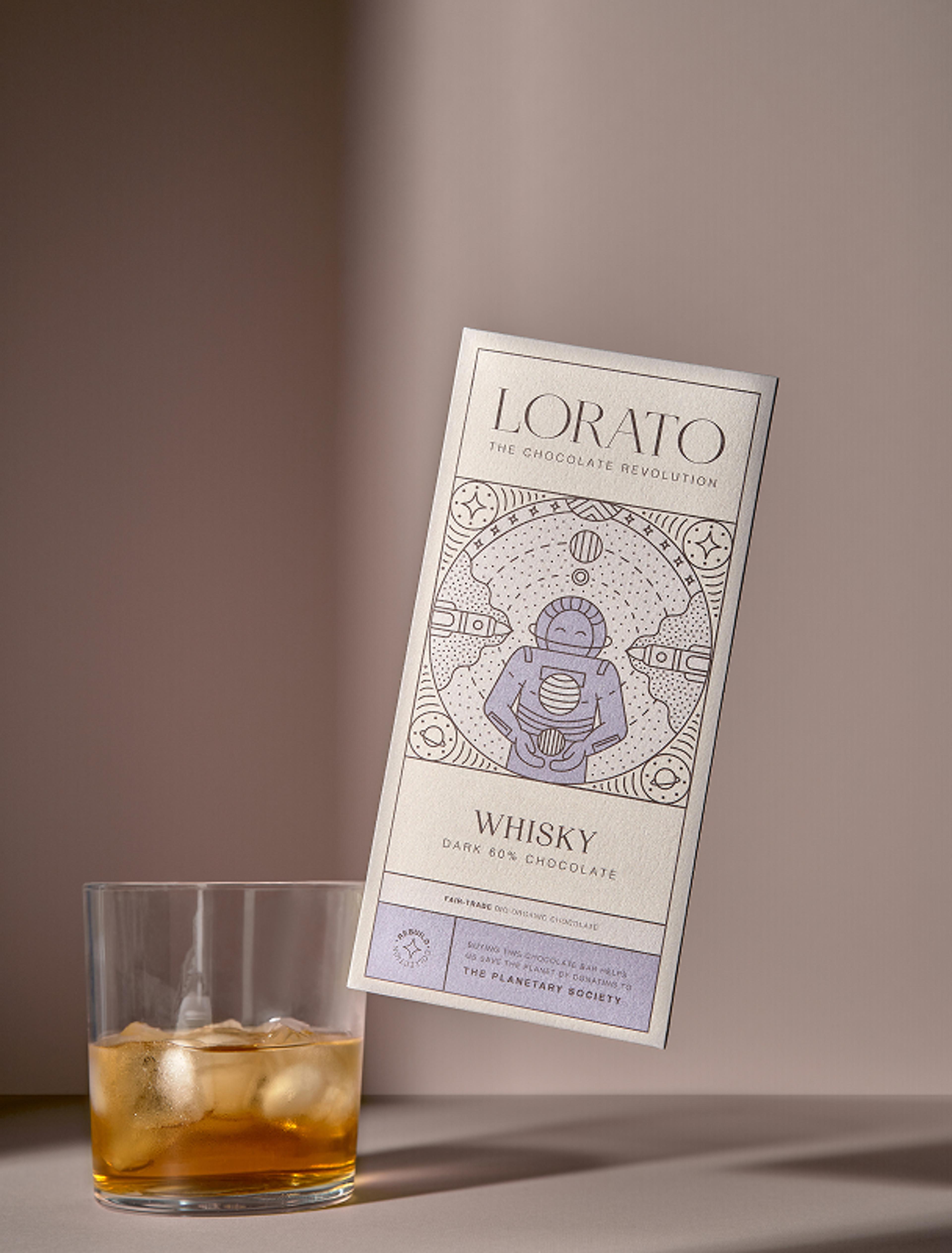 Lorato Whisky Dark Chocolate Verpackung mit Astronauten-Illustration und Planetenmotiven. Premium-Design mit Fokus auf Charity-Spenden.