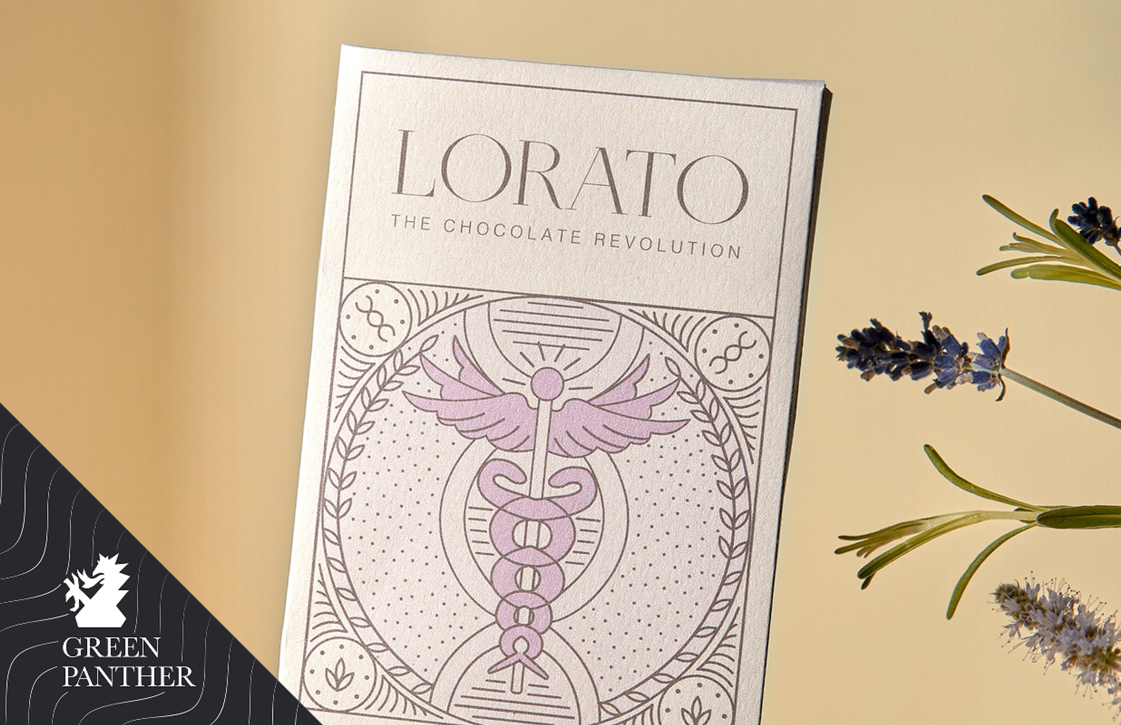 Verpackung von Lorato mit zartlila Akzenten und einer detailreichen Illustration eines Caduceus, das für Heilung und Wohlbefinden steht. Lavendel als Geschmacksnote.