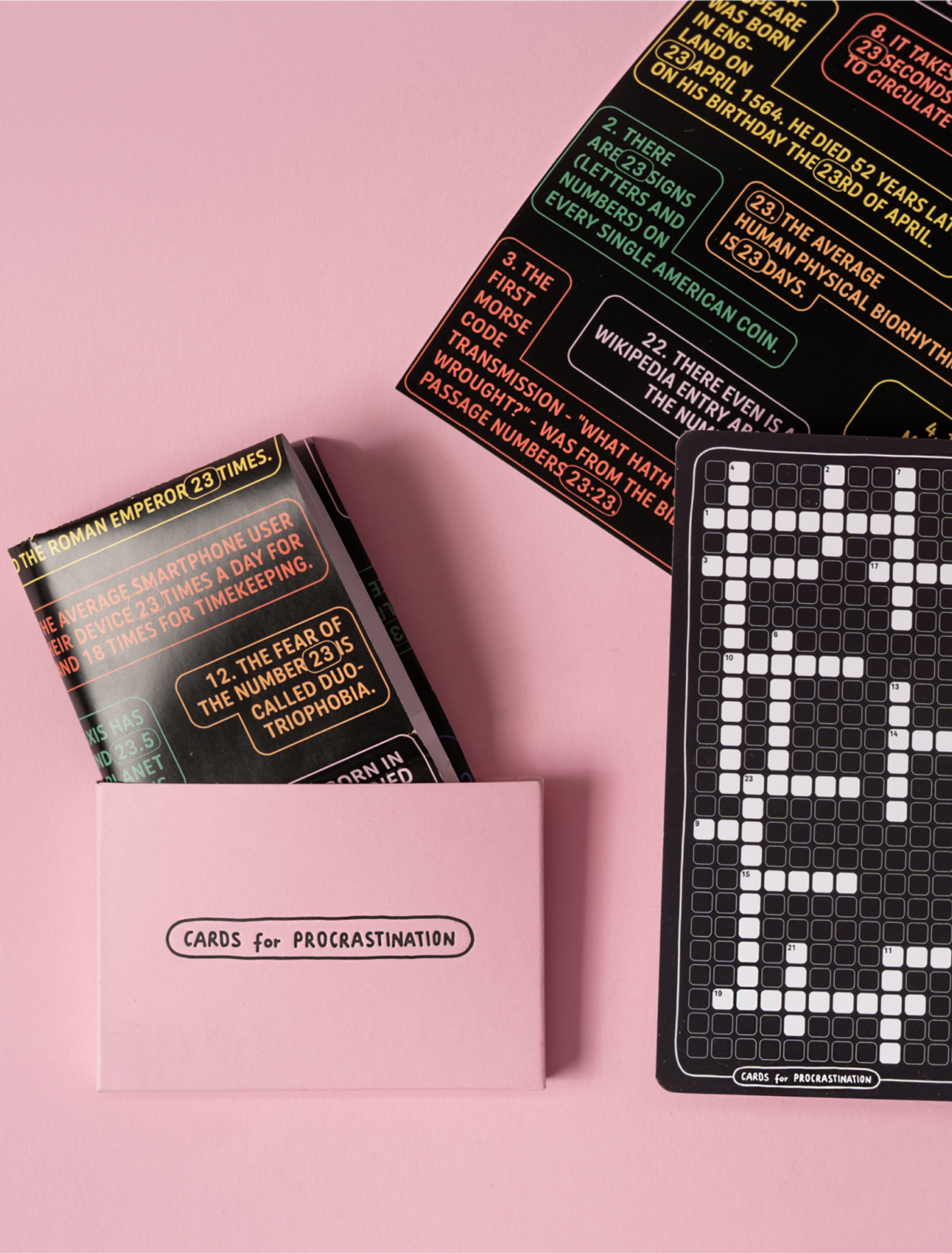 Miriam Leitinger Verpackungs- und Kreuzworträtseldesign aus dem Set „Cards for Procrastination“.