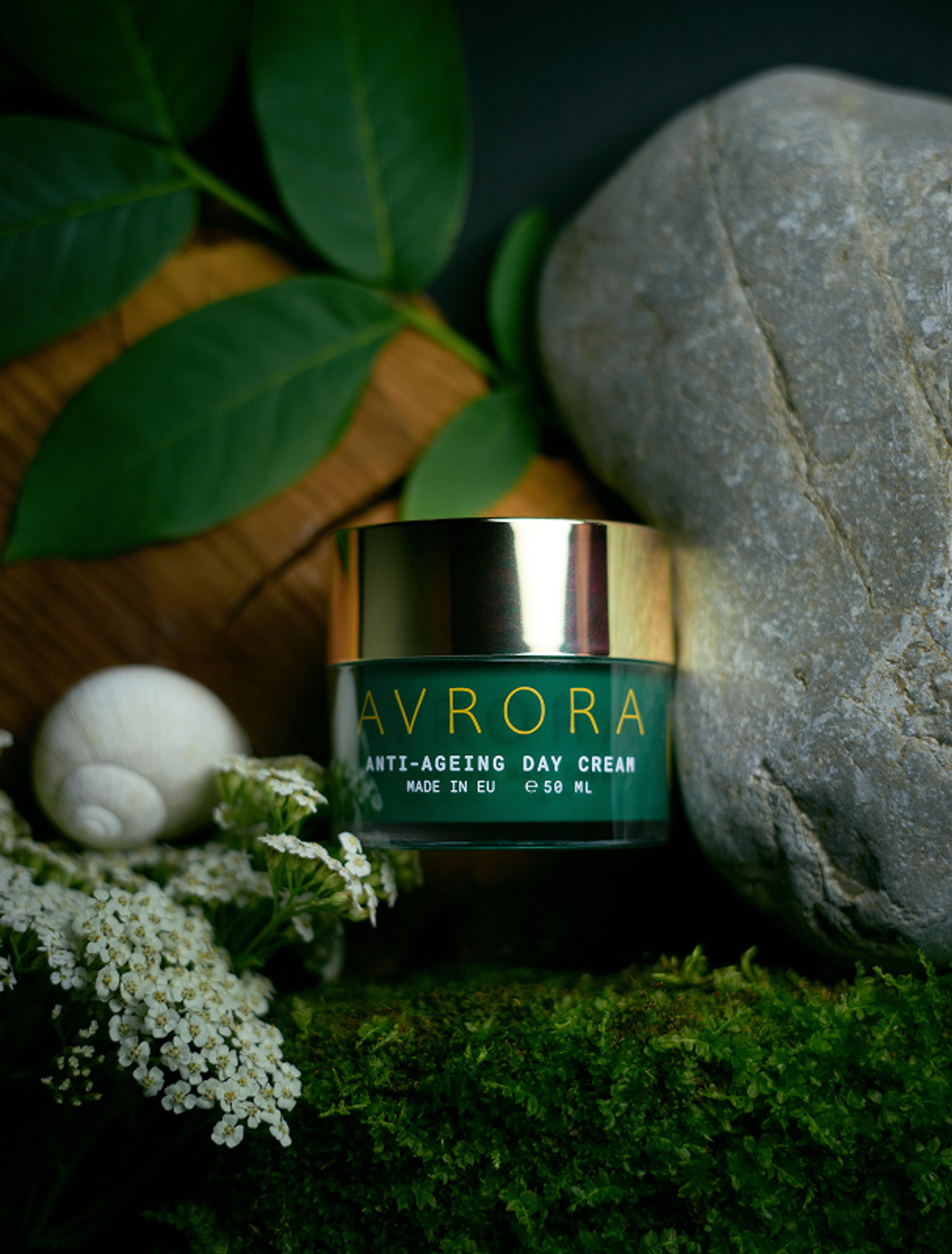 Luxuriöses Packaging für die AVRORA Anti-Aging Day Cream – eine perfekte Balance zwischen hochwertigem Design, natürlicher Pflege und modernem Branding. Entworfen von Unerwartet – Branding & Design Agentur Graz, Österreich.