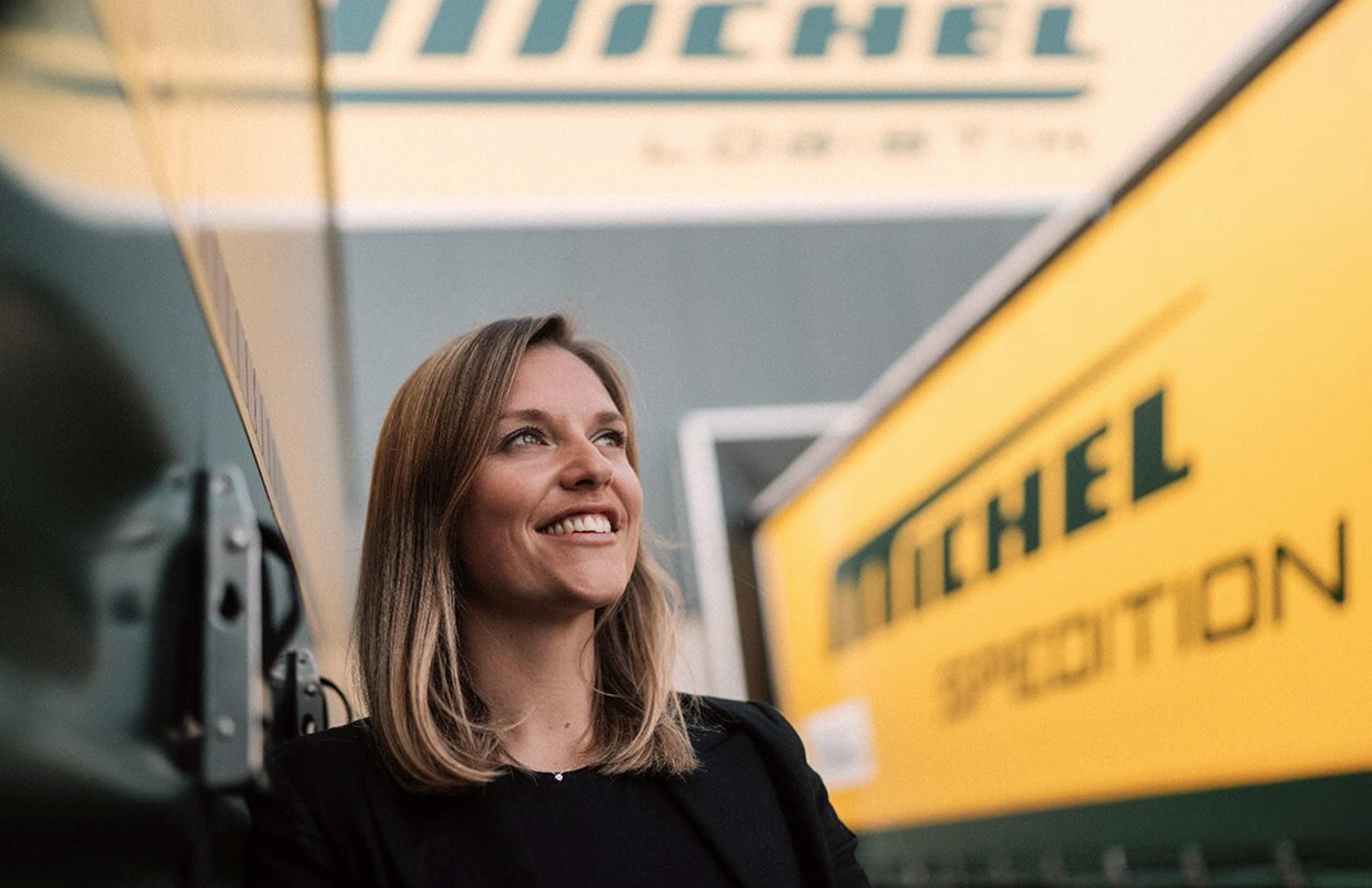 Kathrin Hegger vor gebrandeten Michel Logistik LKWs. Employer Branding trifft auf starkes Logistik-Design – entwickelt von Unerwartet Design für den deutschen Markt.