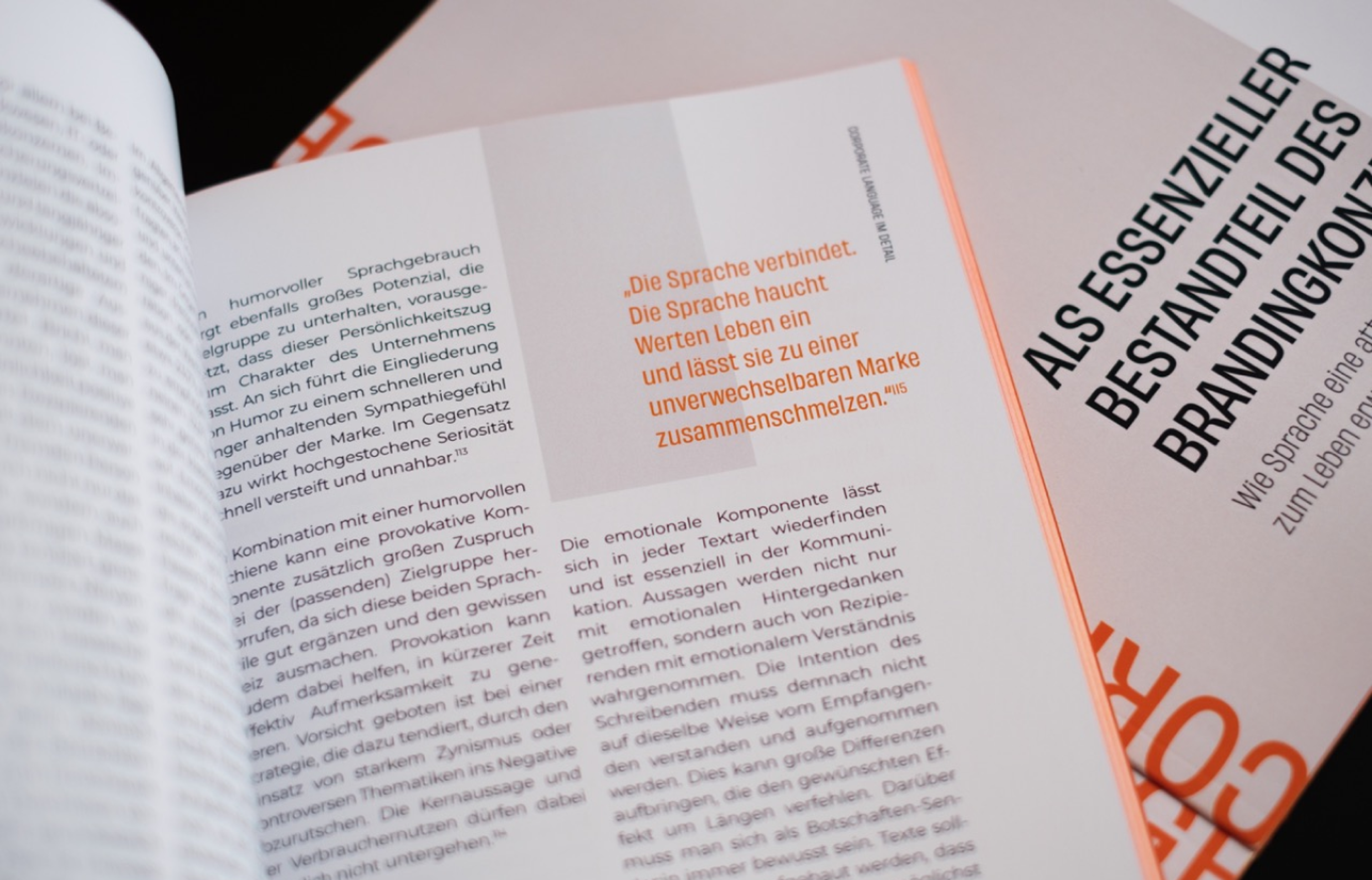 Seite mit Details und Zitat über die Verbindung von Sprache und Markenwerten aus dem Corporate Language Leitfaden.