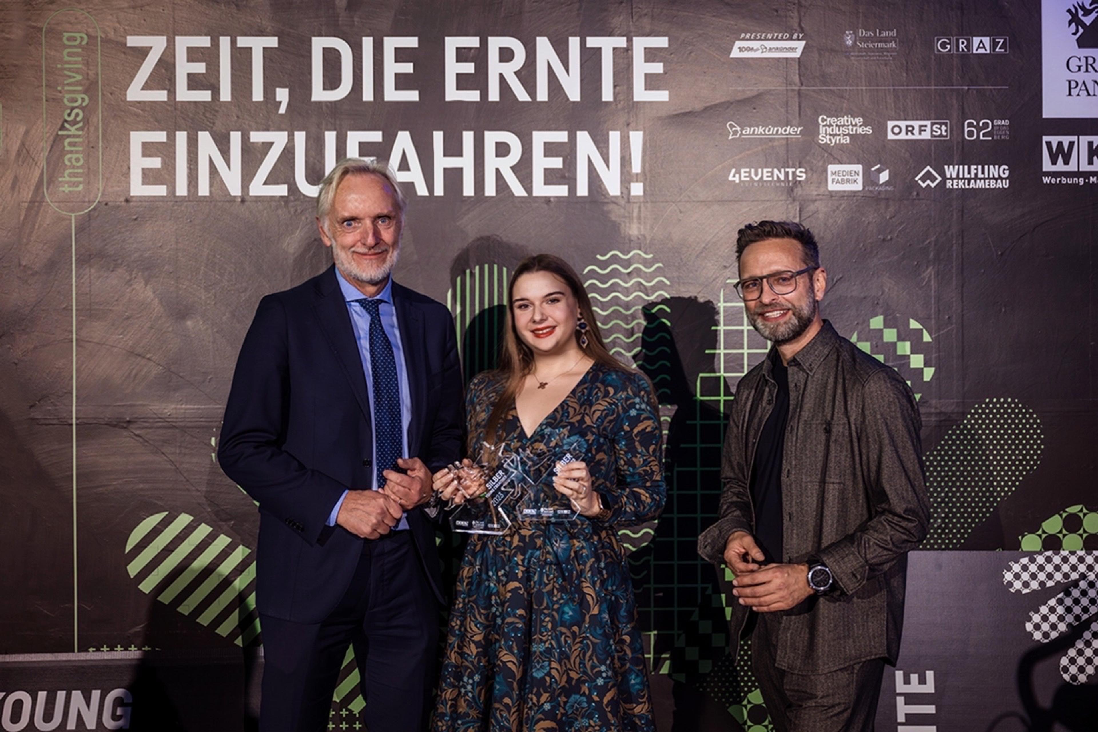 Green Panter Award 2023 Natali Kalpakova mit Green Panter Award, 2023. Designauszeichnung für innovatives Design.