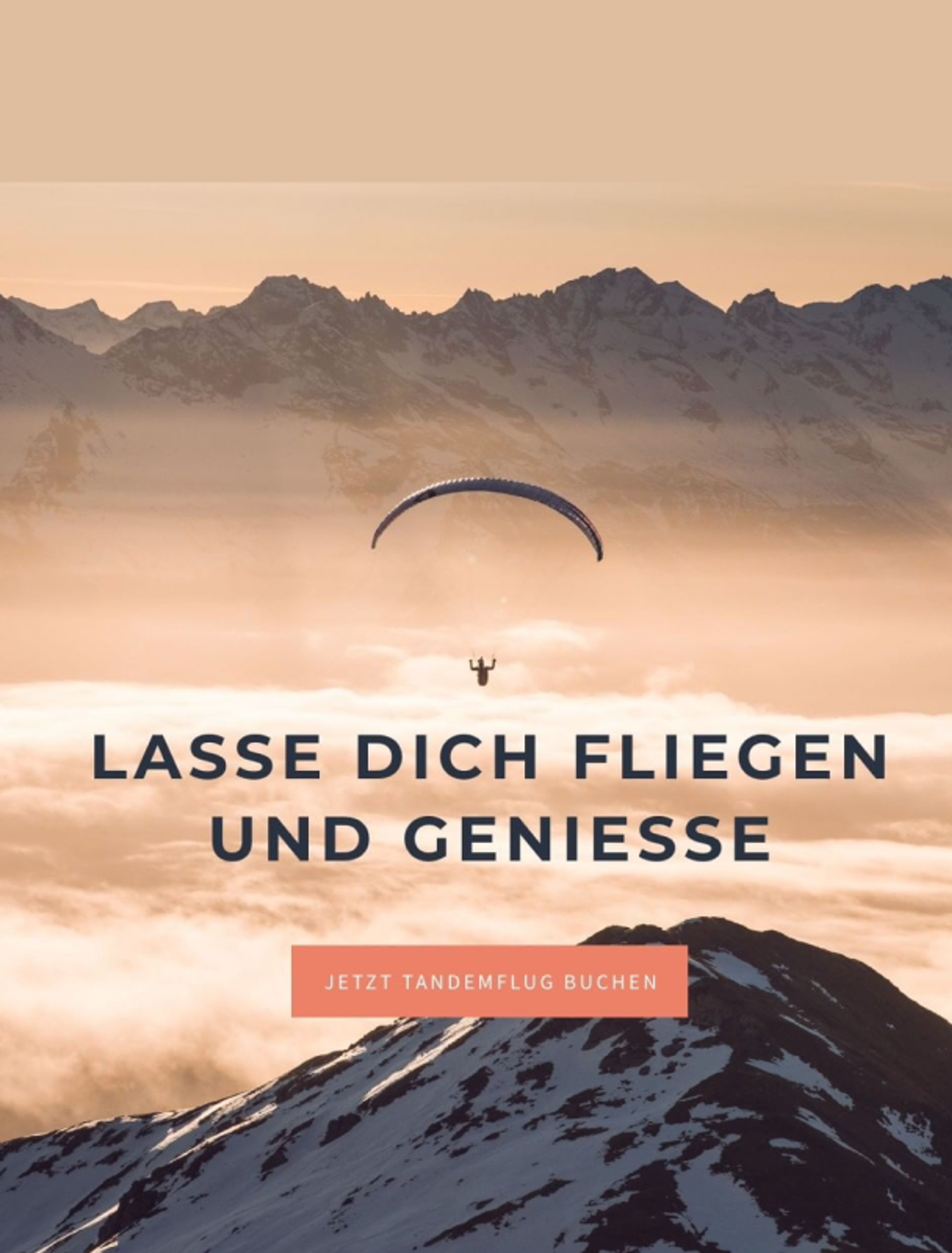 Gleitschirmflieger vor einem Sonnenuntergang in den Bergen, Bildmaterial für das Luftikus-Projekt von Unerwartet Design.