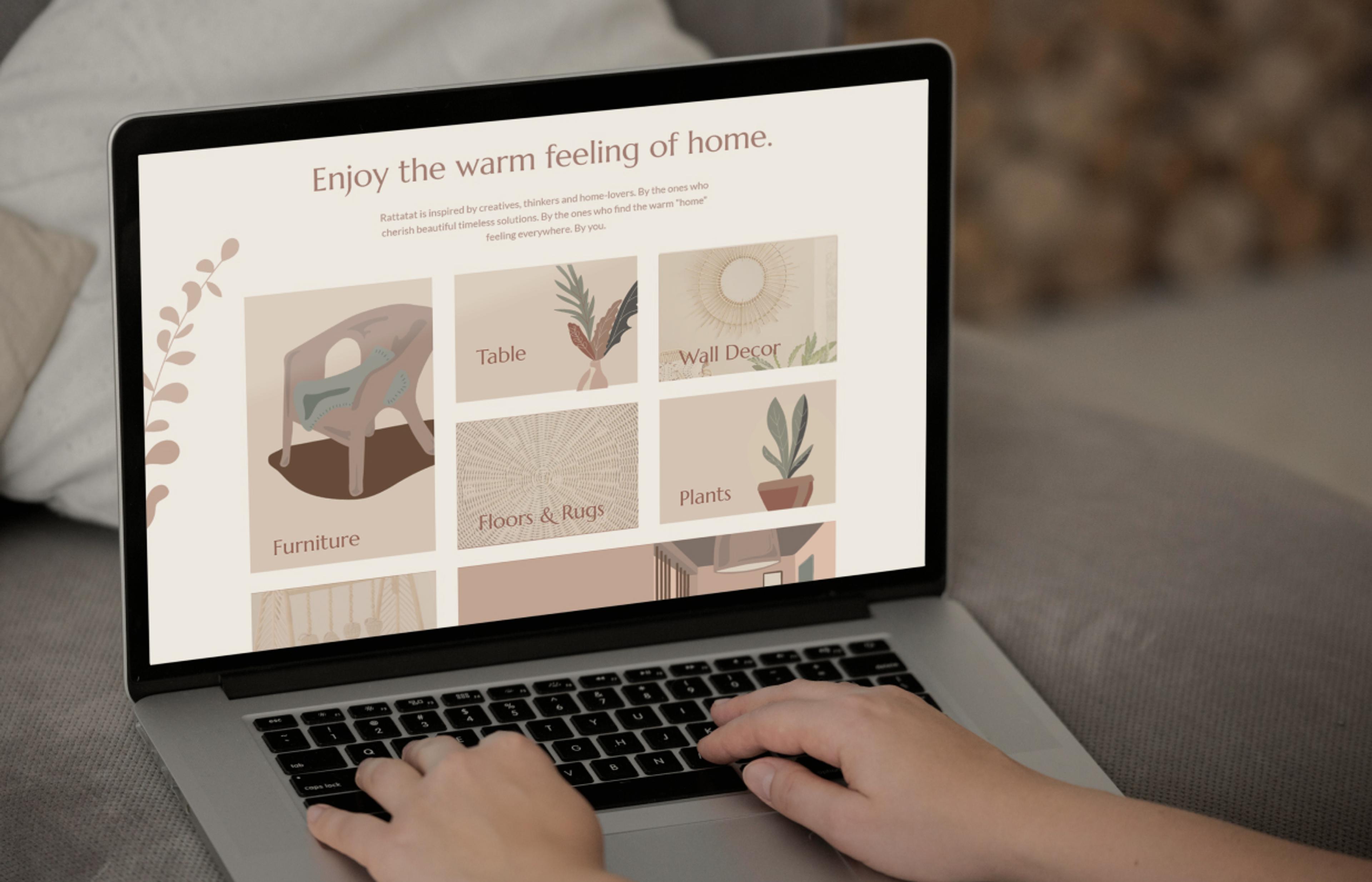 Nahaufnahme eines Laptops mit der Kategorie-Navigation der Rattatat-Website. Harmonisches Webdesign, das Möbel und Dekor-Artikel in einem klar strukturierten und inspirierenden Layout präsentiert. Kombination von Illustration und echten Fotos. Design von Unerwartet Design, DACH-Raum, Graz.