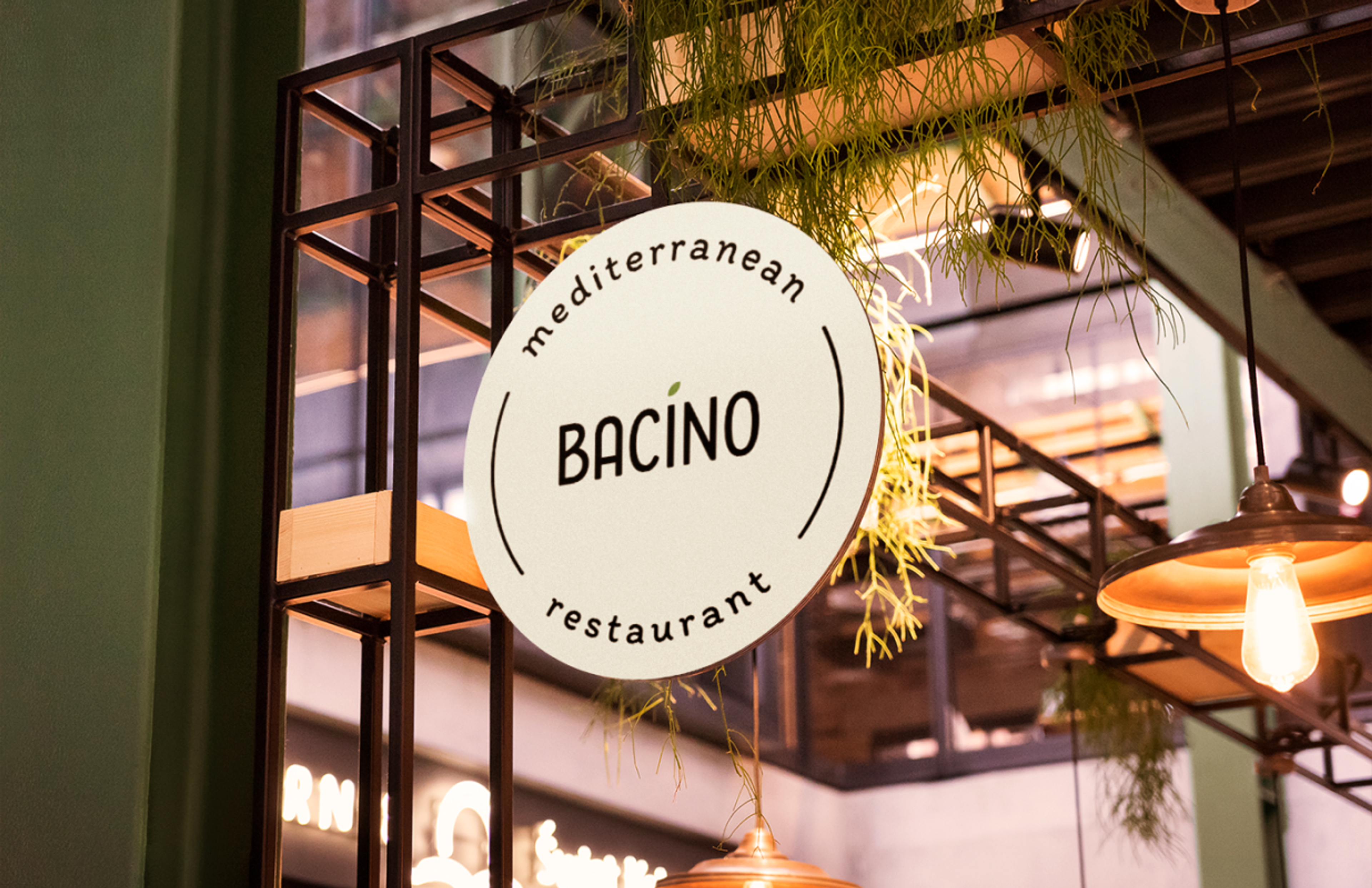 Bacino-Logo auf einem dekorativen Schild, das in einem mediterranen Ambiente hängt.