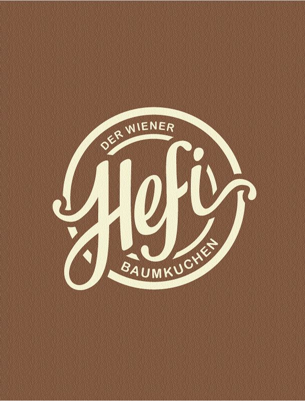 Das Hefi-Logo in geschwungener Schrift auf braunem Hintergrund.