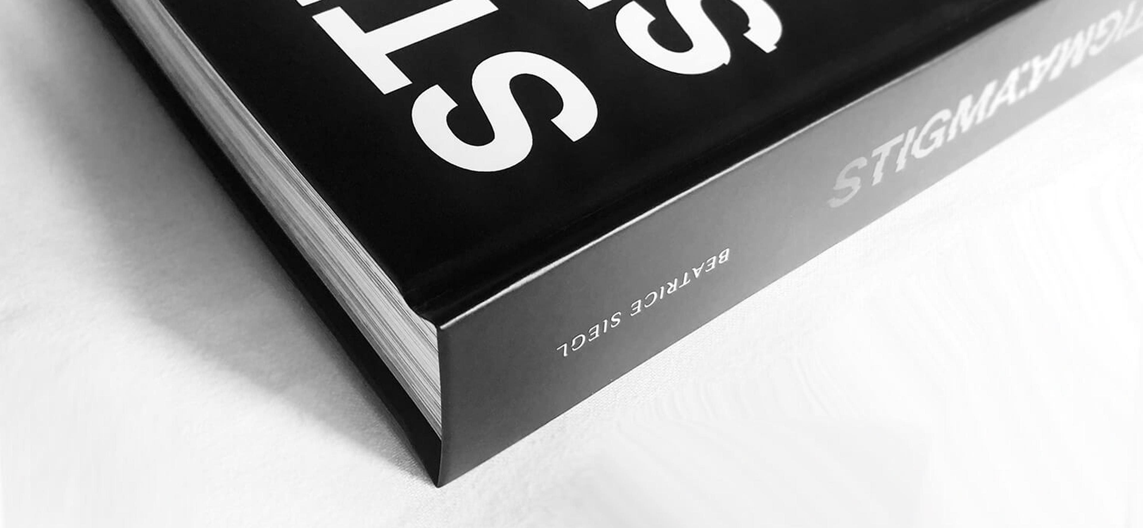 Ein schwarz gebundenes Buch mit dem Titel „Stigma“ in verzerrter weißer Typografie. Auf dem Buchrücken ist der Name „Beatrice Siegl“ zu sehen, was auf die Autorenschaft hinweist.