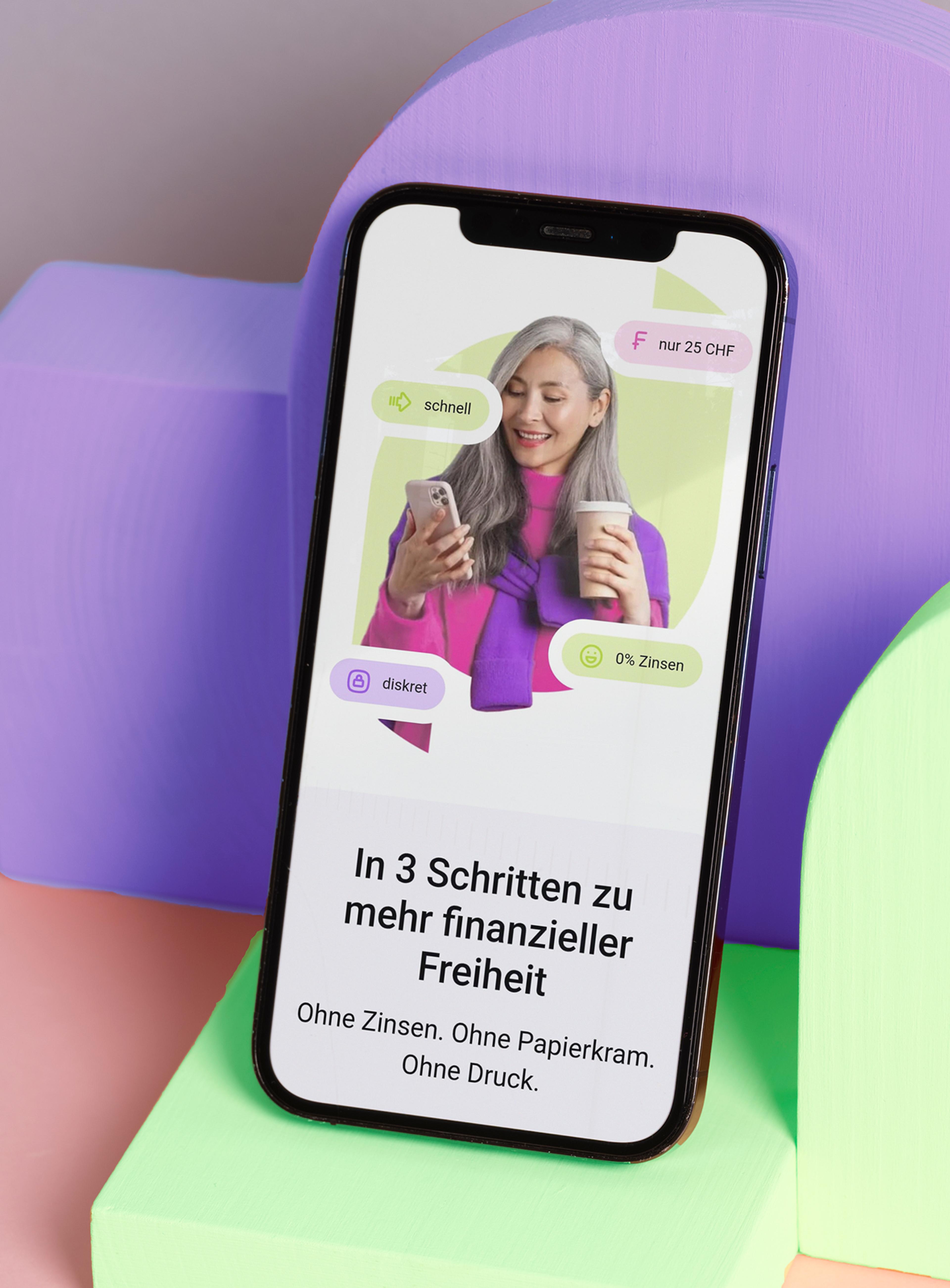 PayDay Website Mobile - Handy auf Holztisch