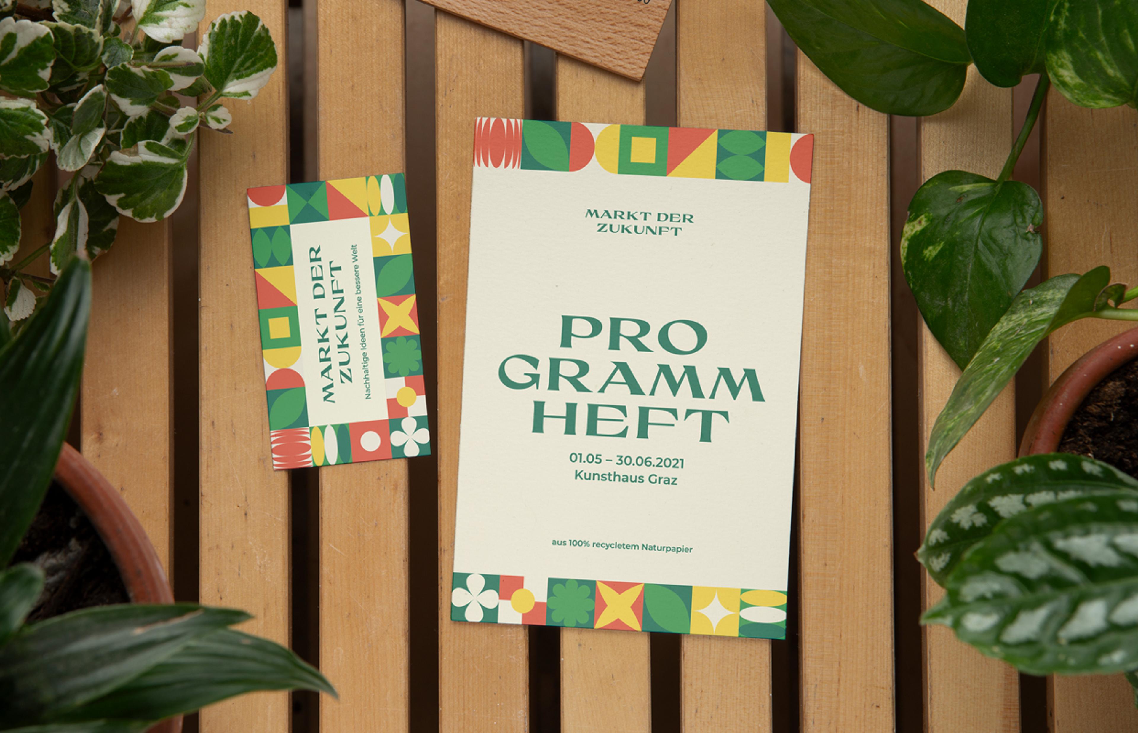 Programmheft und Visitenkarte des Events „Markt der Zukunft“, gestaltet von Unerwartet Design Graz. Modernes Design mit lebendigen Farben und Mustern.