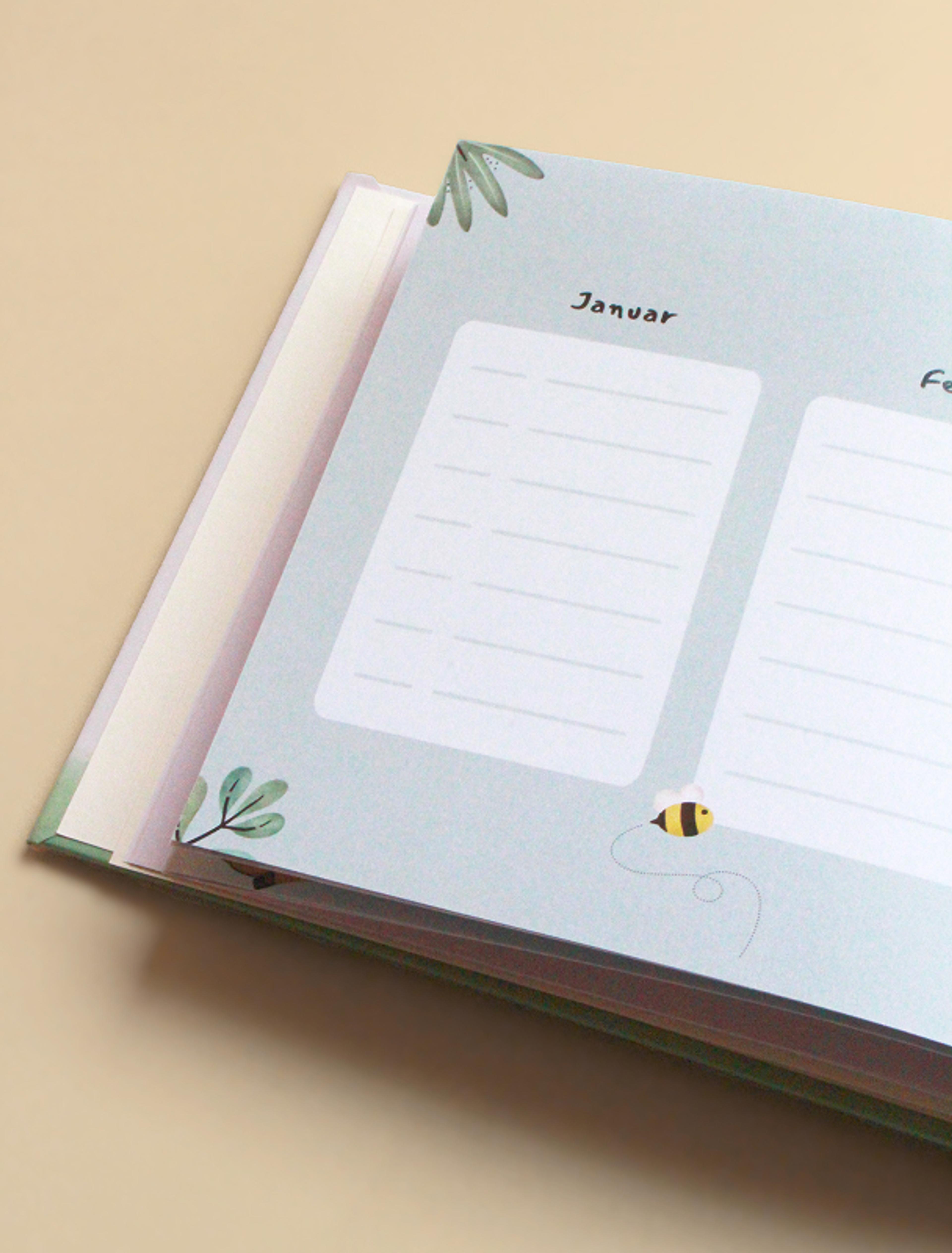 Geburtstagskalender im Freundschaftsbuch – Eine sanfte, pastellfarbene Seite für Geburtstagsdaten, verziert mit einer kleinen summenden Biene und dekorativen Pflanzen.