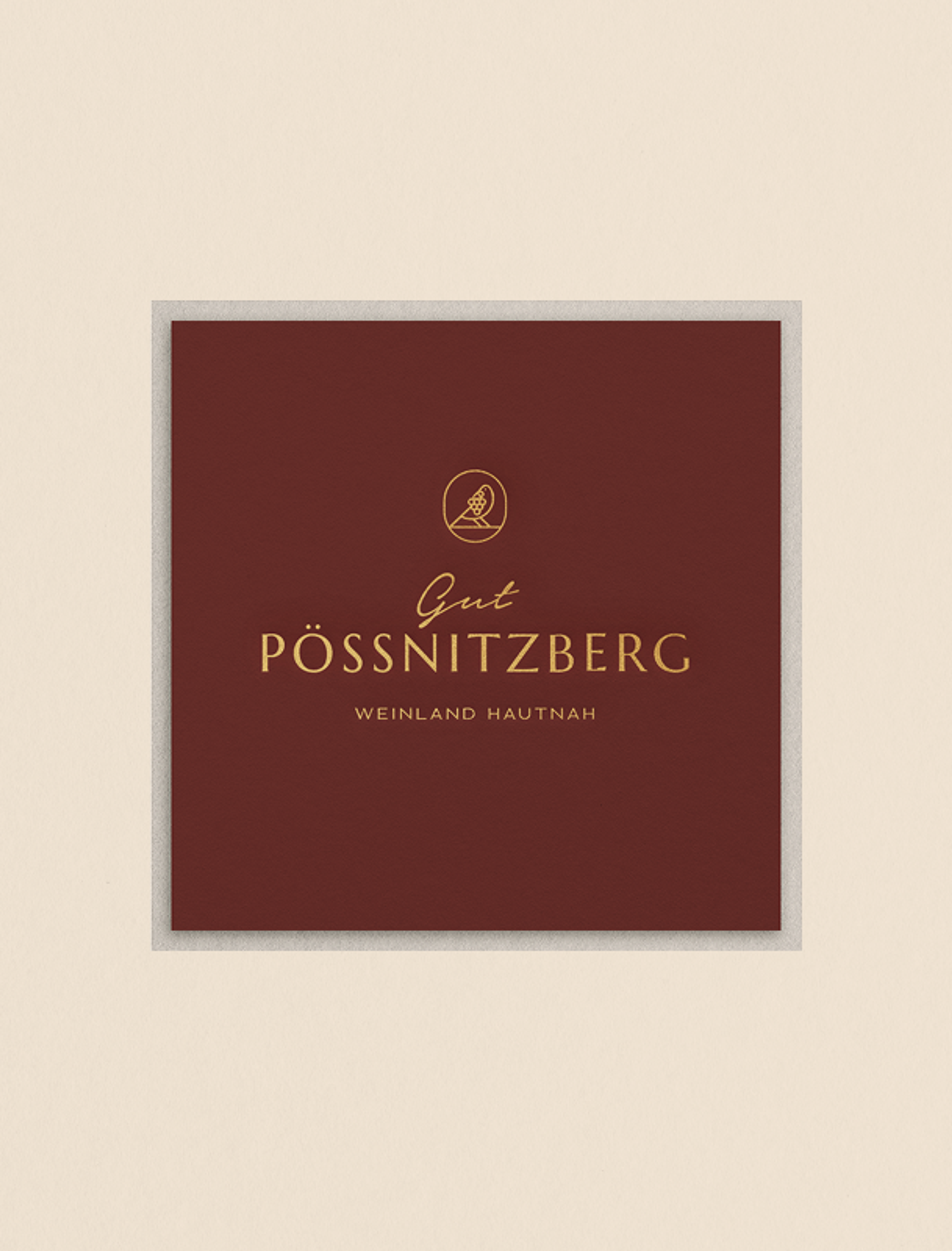 Elegantes Logo Design auf bordeauxfarbener Karte für Gut Pössnitzberg, Branding und Printmedien Steiermark