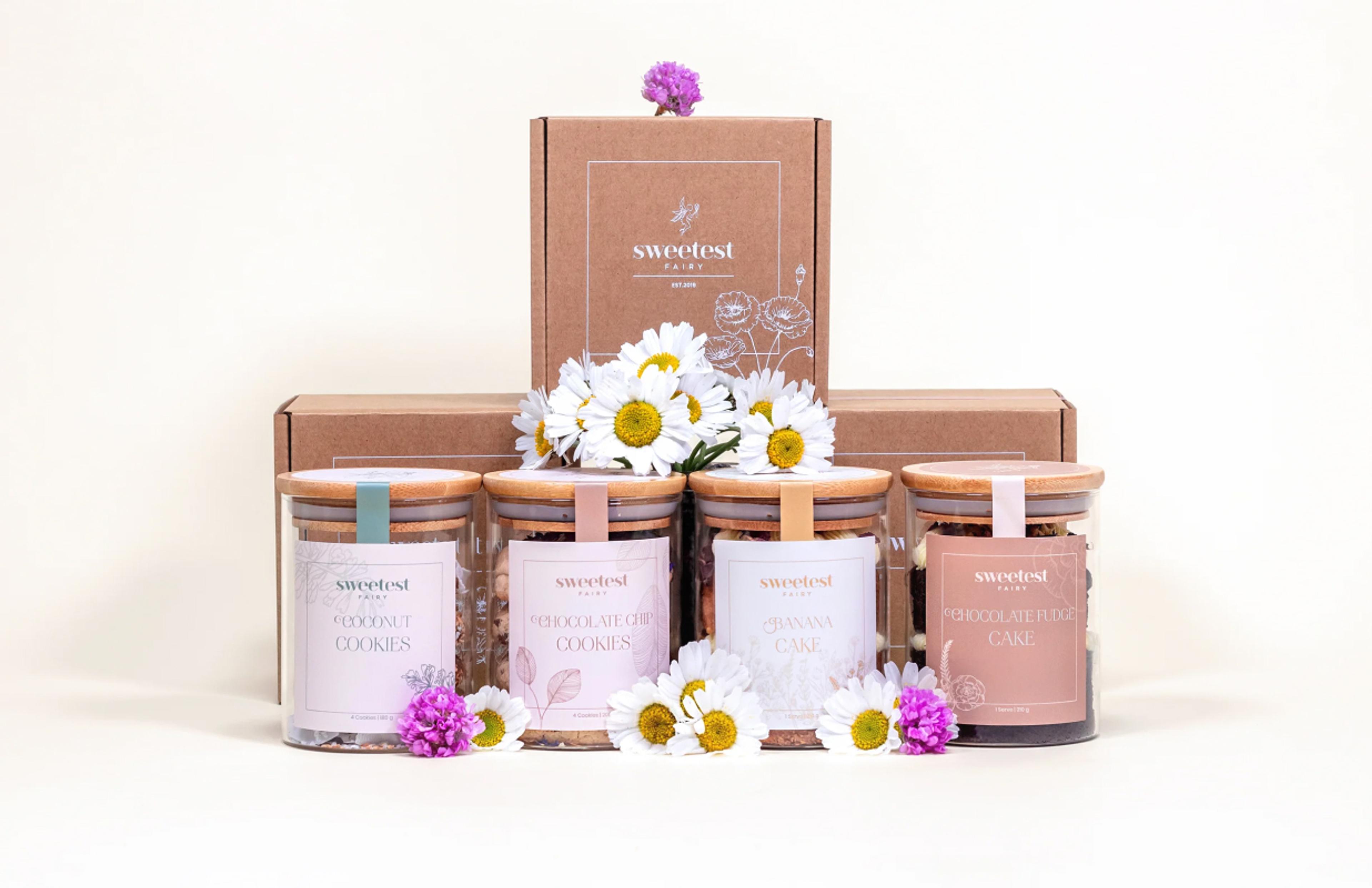 Sweetest Fairy | Sarah Frost Hochwertiges Branding und Verpackungsdesign für Sweetest Fairy, eine Premium-Konditorei aus Neuseeland. Elegante, handgezeichnete Illustrationen und nachhaltige Materialien unterstreichen die Exklusivität der Marke. Gestaltet von Unerwartet Design in Graz.