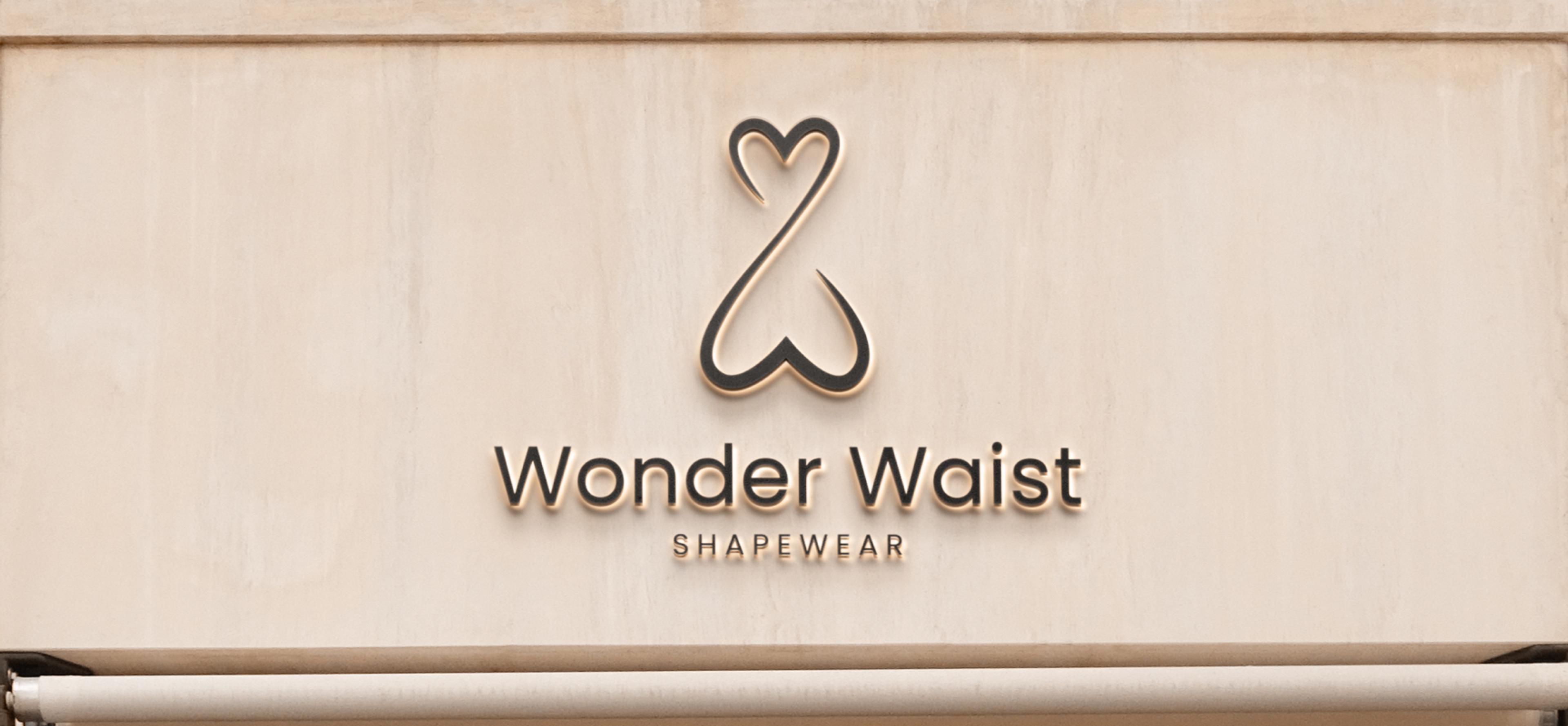 Wonder Waist Logo als 3D-Schriftzug an einer Fassade – Ein hochwertiges 3D-Logo von Wonder Waist in Metallic-Gold an einer beigen Gebäudewand. Die minimalistische und edle Optik passt zum Branding der Marke.