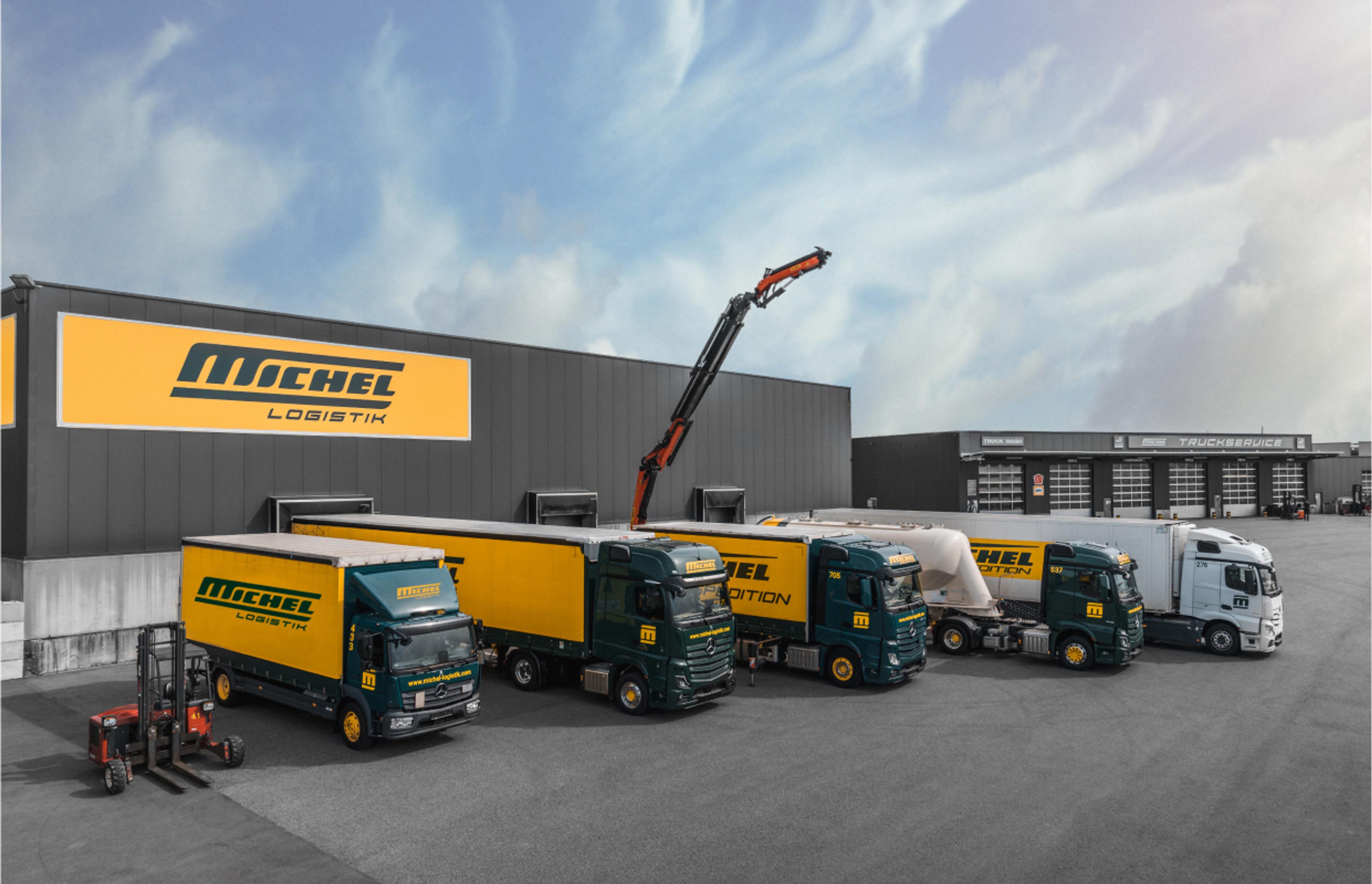 WOODS Consulting, Leopold Michel GmbH Fuhrpark von Michel Logistik, bestehend aus mehreren LKWs mit einheitlichem Branding – gestaltet von Unerwartet Design.