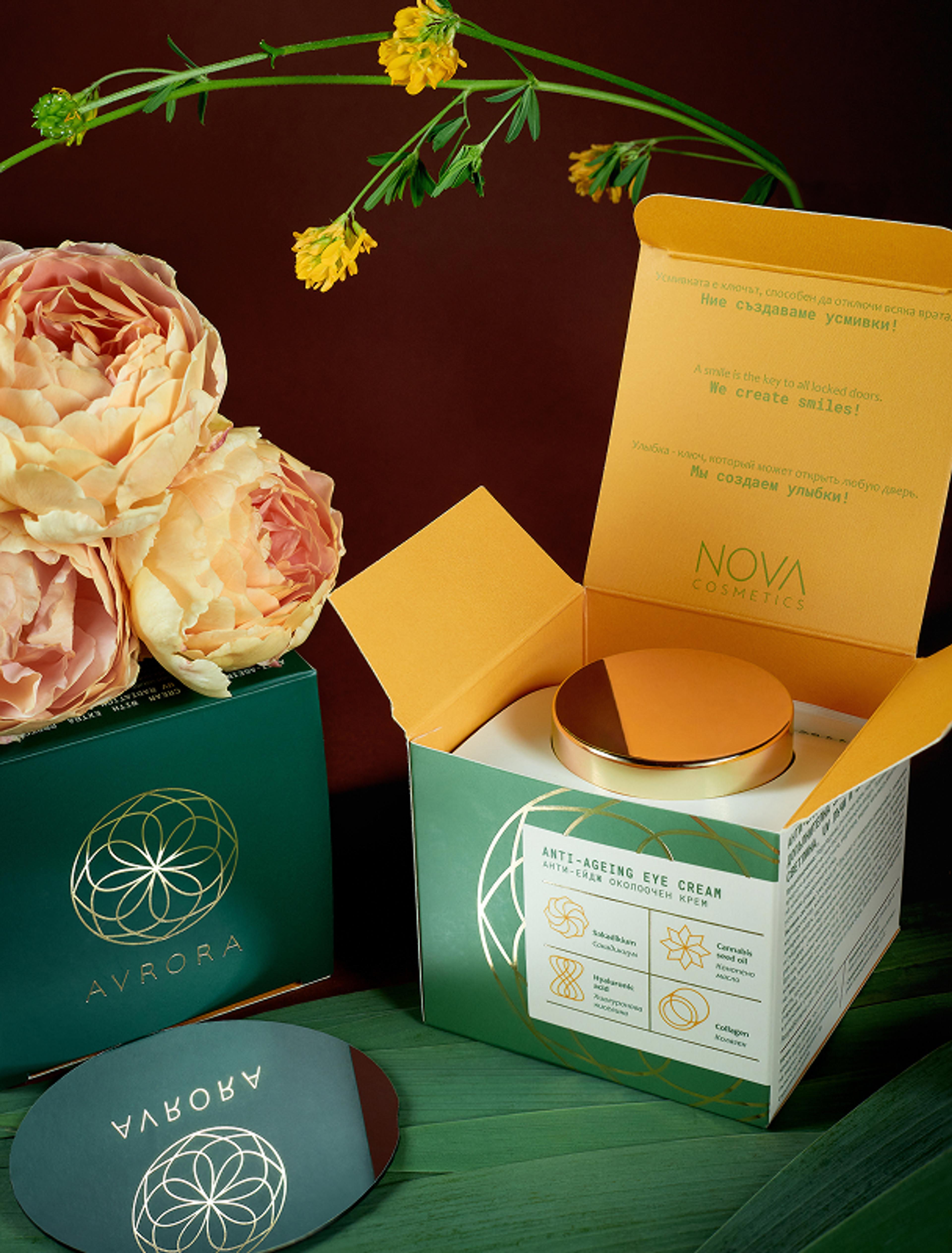 Das AVRORA Unboxing-Erlebnis – eine luxuriöse Kombination aus grün-goldener Verpackung, floralen Elementen und emotionalem Branding. Hochwertige Details machen das Produkt zu einem echten Erlebnis.