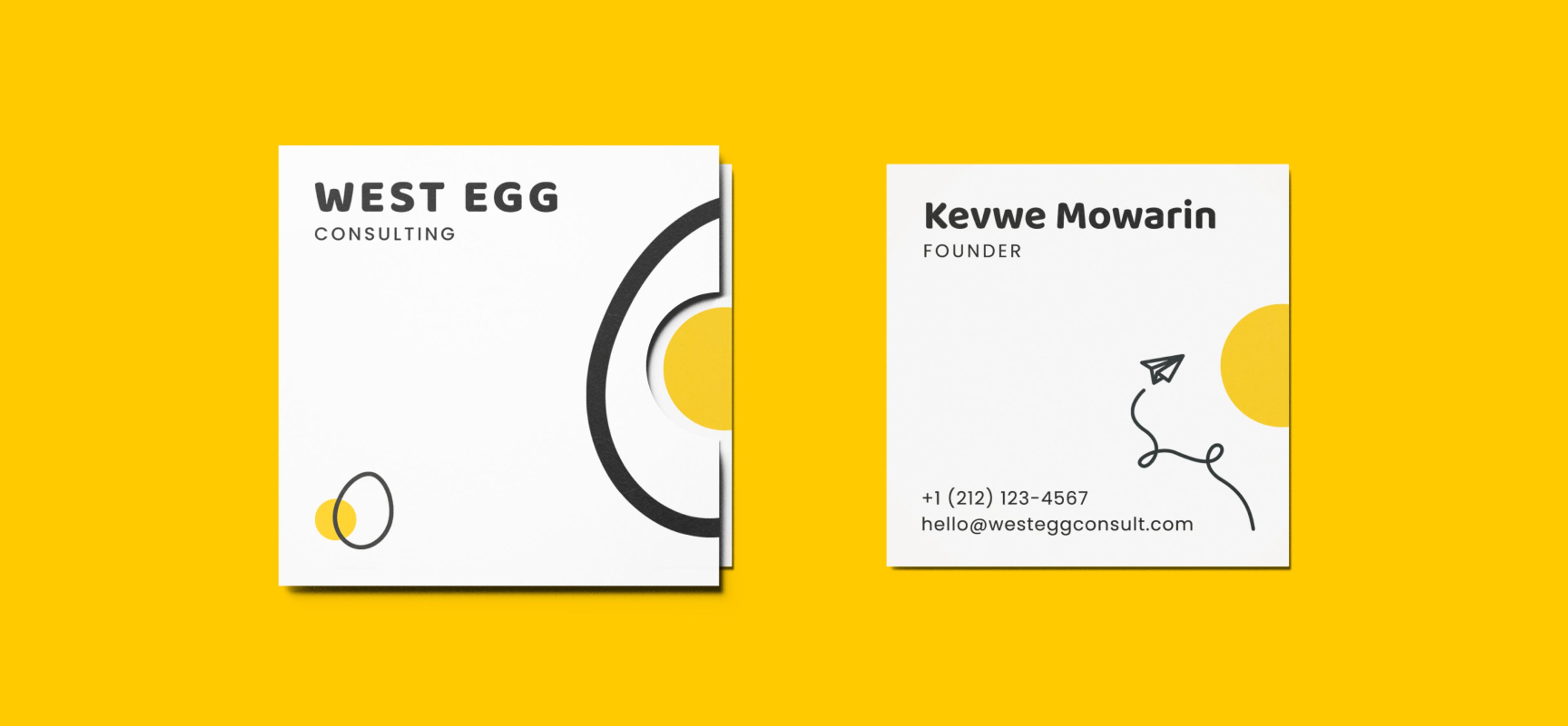 West Egg Consulting Visitenkarten auf gelbem Hintergrund – Ein Set quadratischer Visitenkarten mit dem West Egg Consulting Logo, einem abstrakten Ei-Symbol und den Kontaktdaten des Gründers Kevwe Mowarin.