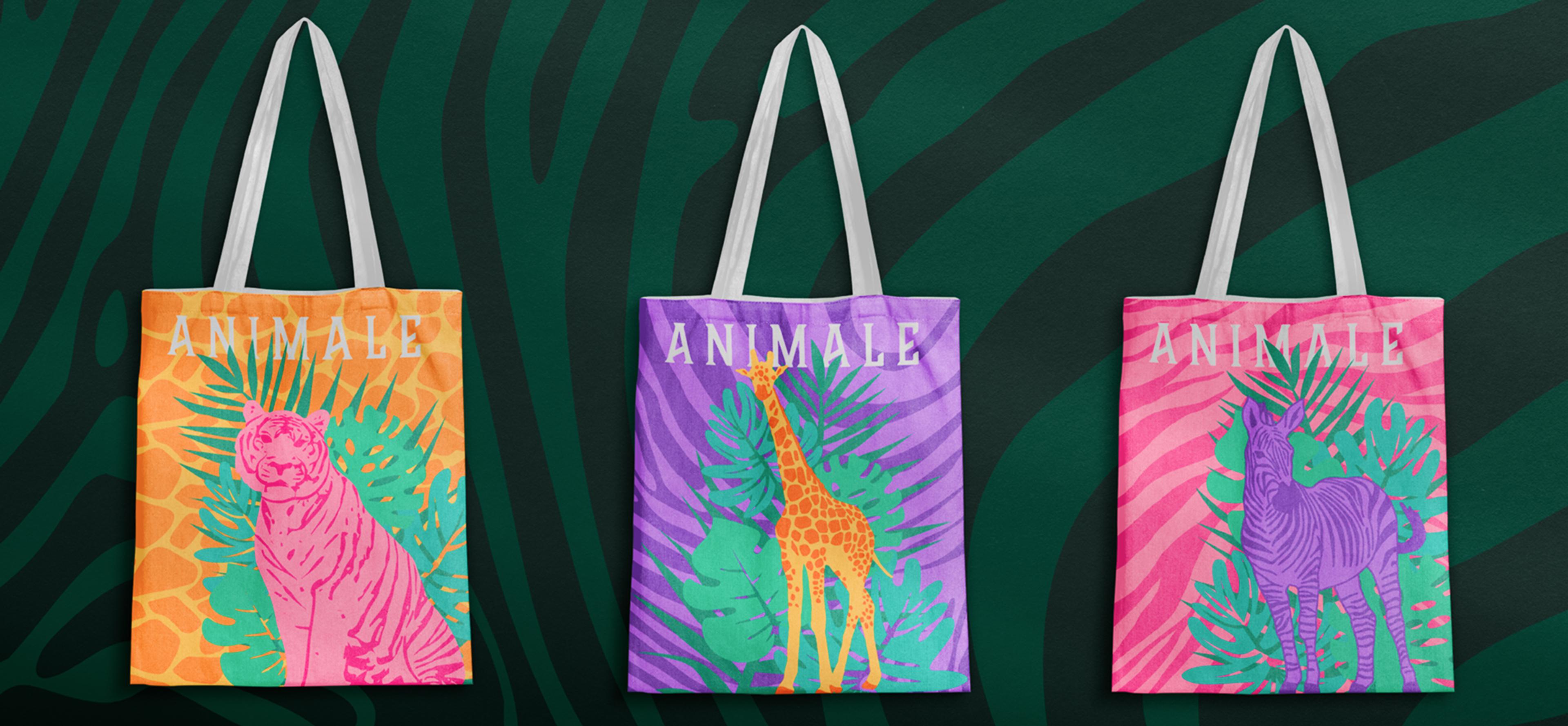 rei bunte Stofftaschen mit exotischen Tiermotiven: ein pinker Tiger, eine Giraffe und ein Zebra, jeweils mit dem Schriftzug „Animale“.