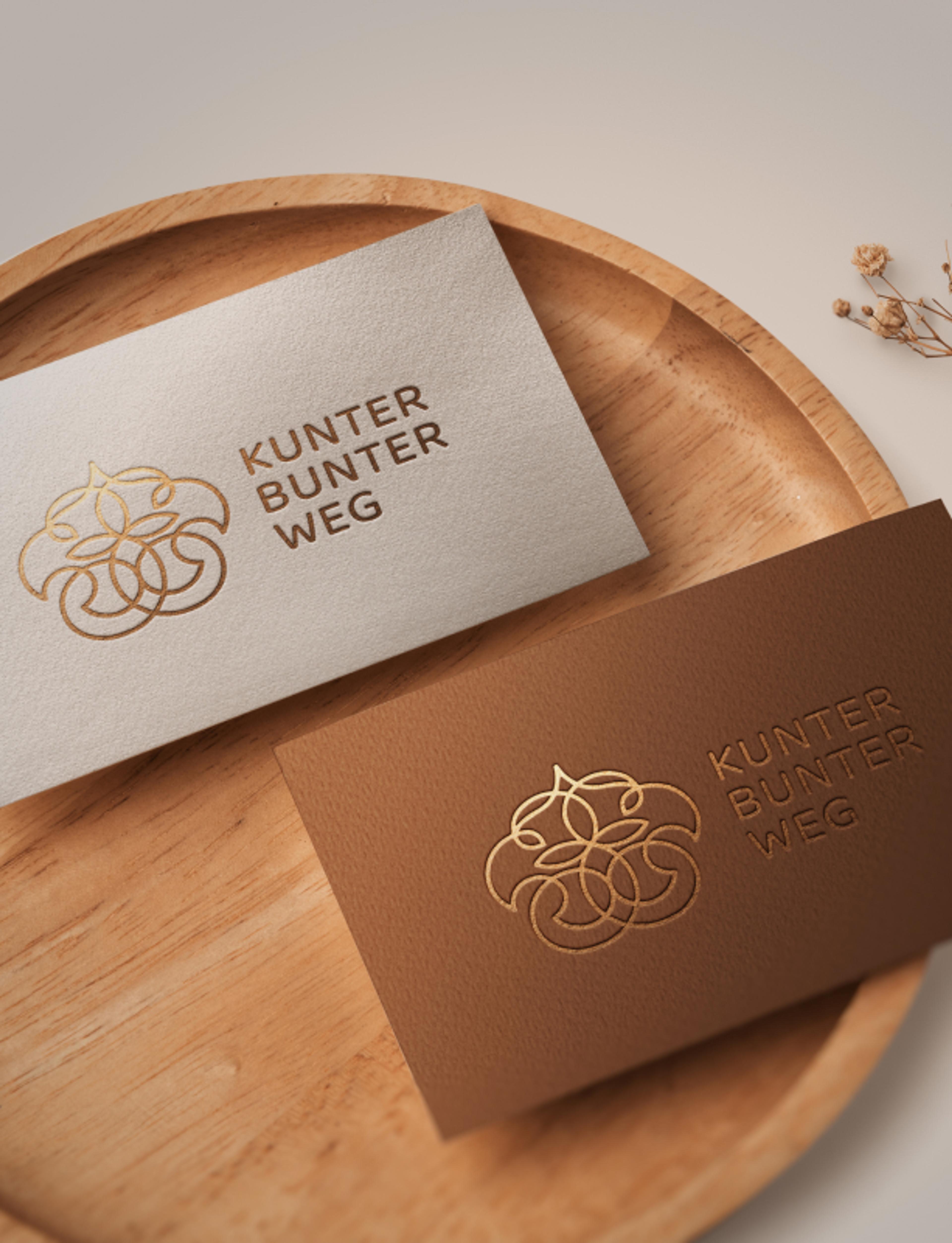 Elegante Visitenkarten mit geprägtem Logo für Kunter Bunter Weg, eine Beratung für Eltern, Jugendliche und Pädagog:innen. Gestaltung von Unerwartet Design in Graz.