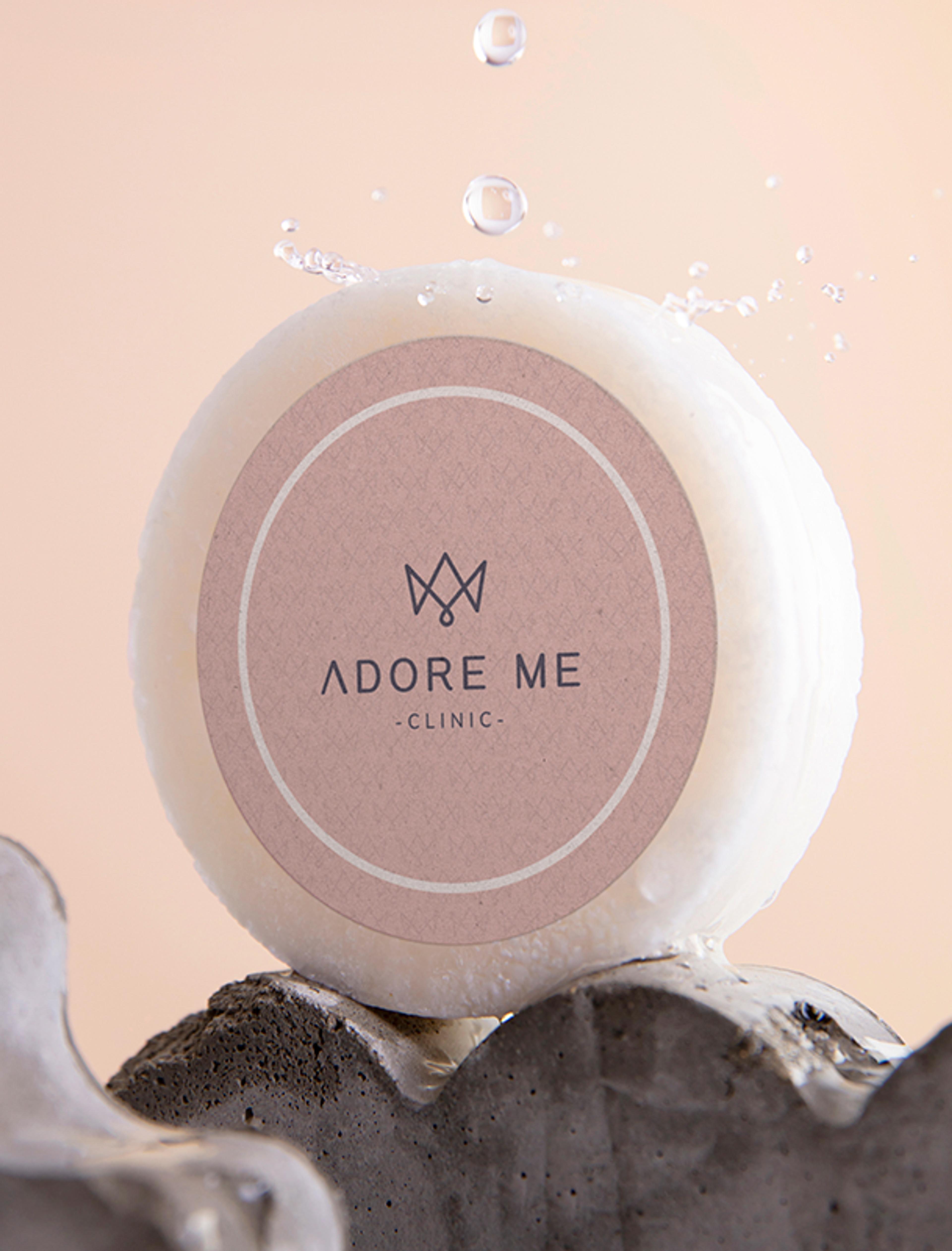 Produktverpackung für Adore Me Clinic mit stilvollem, rosa Logo-Design und eleganter Ästhetik, kreiert von Unerwartet Graz.