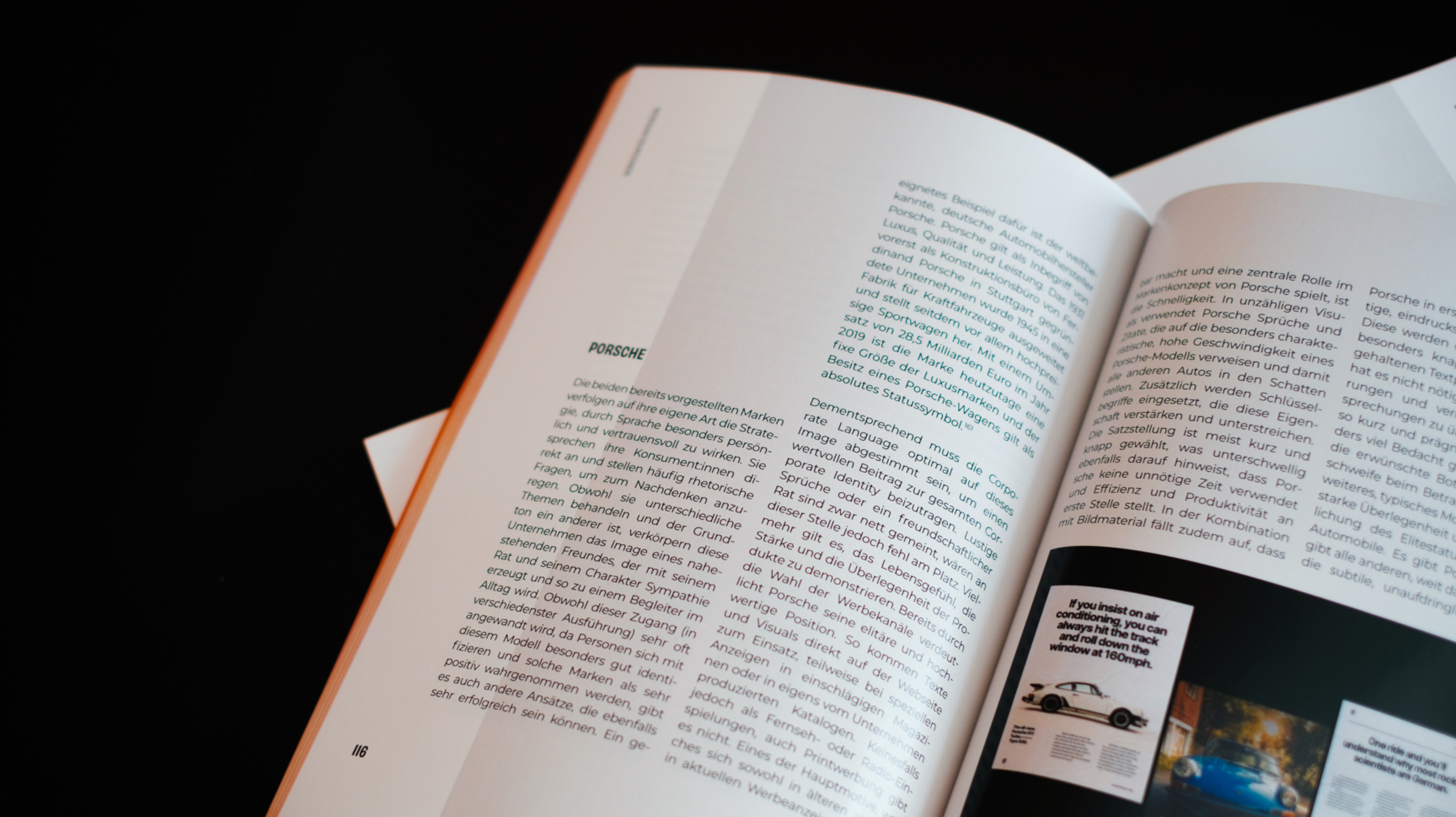 Geöffnete Broschüre, gestaltet von Valerie Zengerer von Unerwartet Design, mit einem Überblick über Inhalte zur Corporate Language, inklusive Brand-Archetypen-Diagramm.