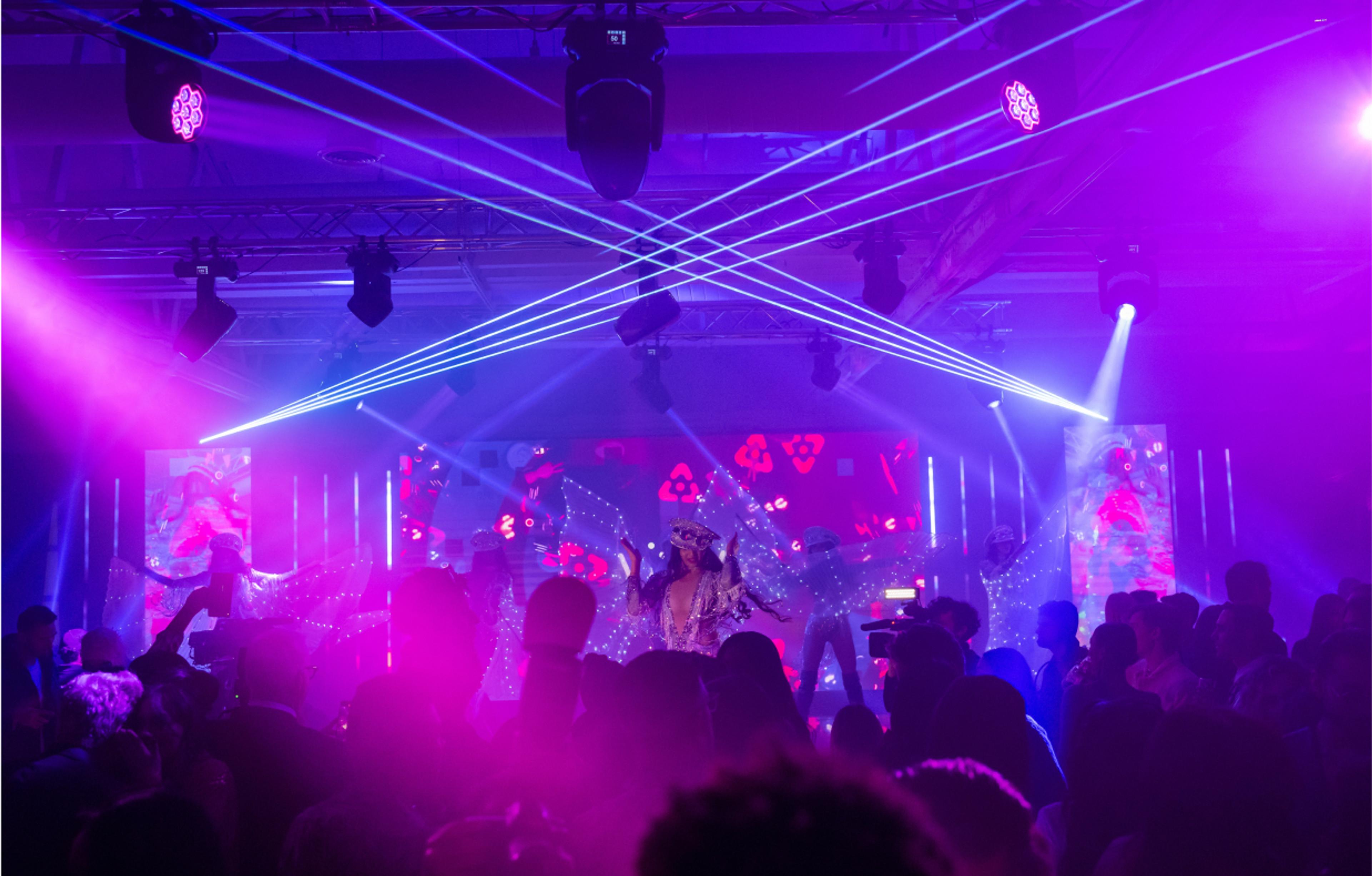 vinivia, bfa, jorgemezaphotos Vinivia Awards After-Show Party: Spektakuläre Live-Performance mit violett-pinken Lichteffekten und visuellen Highlights – Unerwartet Design