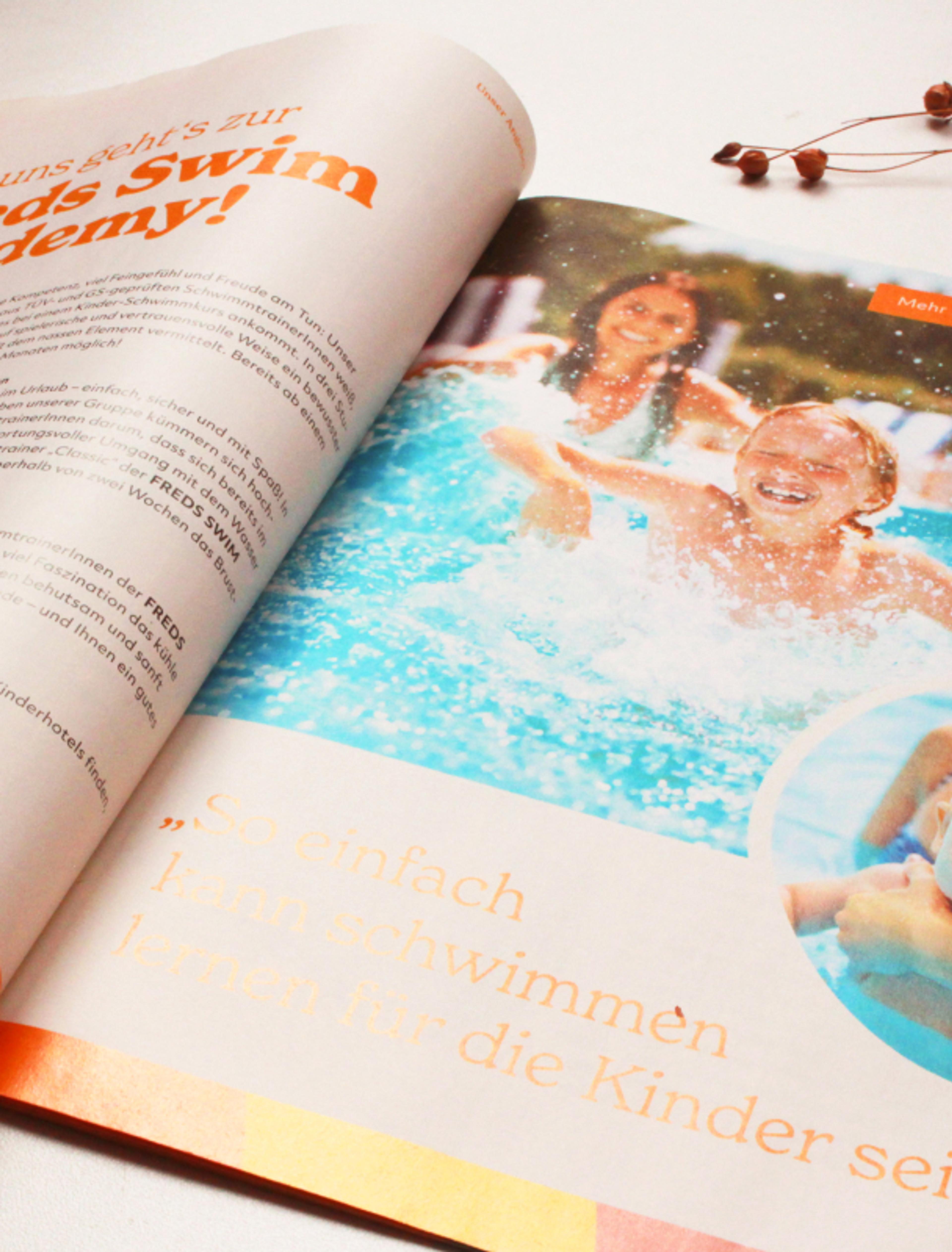 Lebhafte Innenansicht der Broschüre mit spielerischen Elementen und klarem Fokus auf den Mehrwert für Familien. Die Broschüre hebt Abenteuer und Qualität hervor. Gestaltet von Unerwartet Design und Zeitgeist.