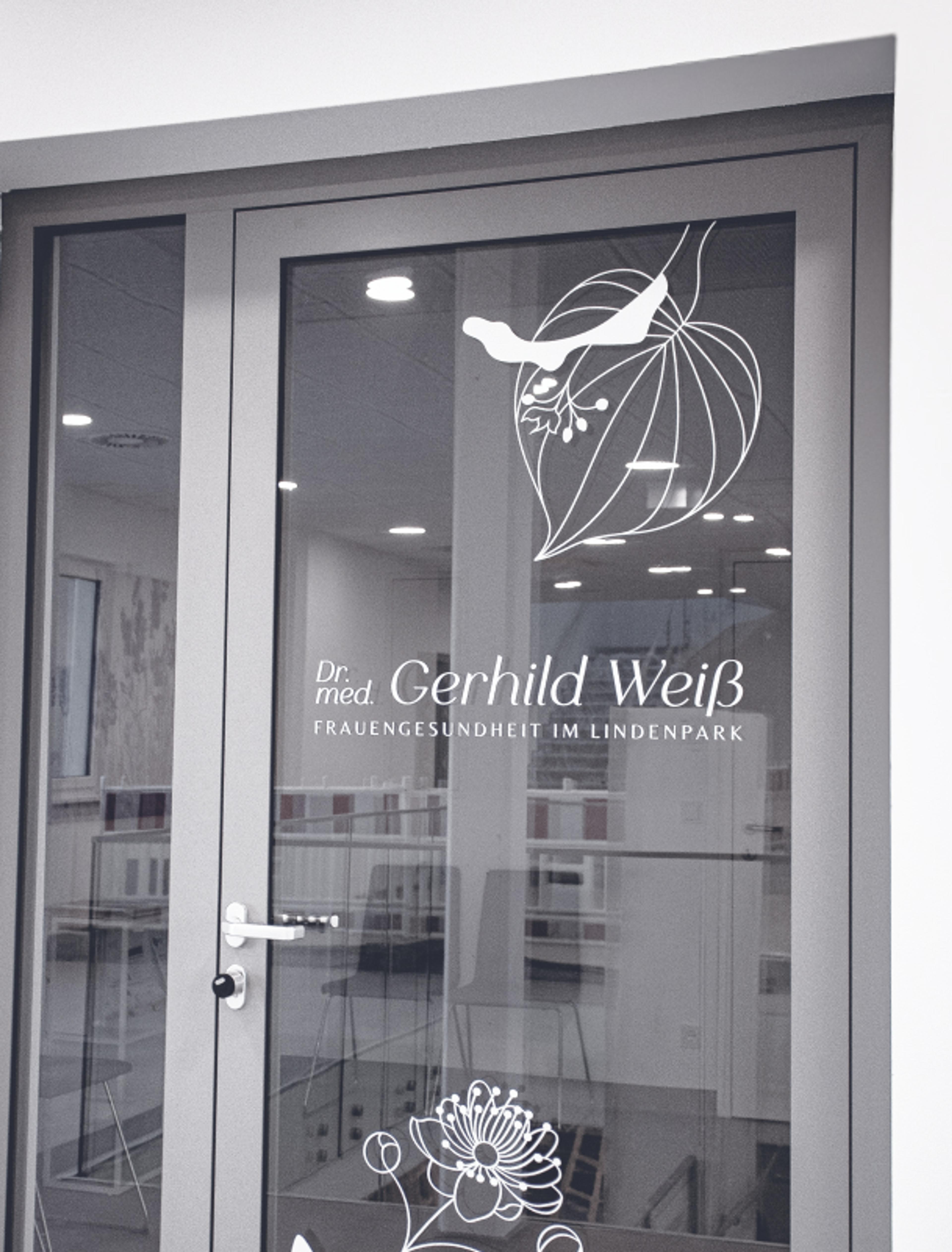 Praxisbeschriftung mit Logo und floralen Elementen für Dr. Gerhild Weiß, Graz, umgesetzt von Unerwartet Design.