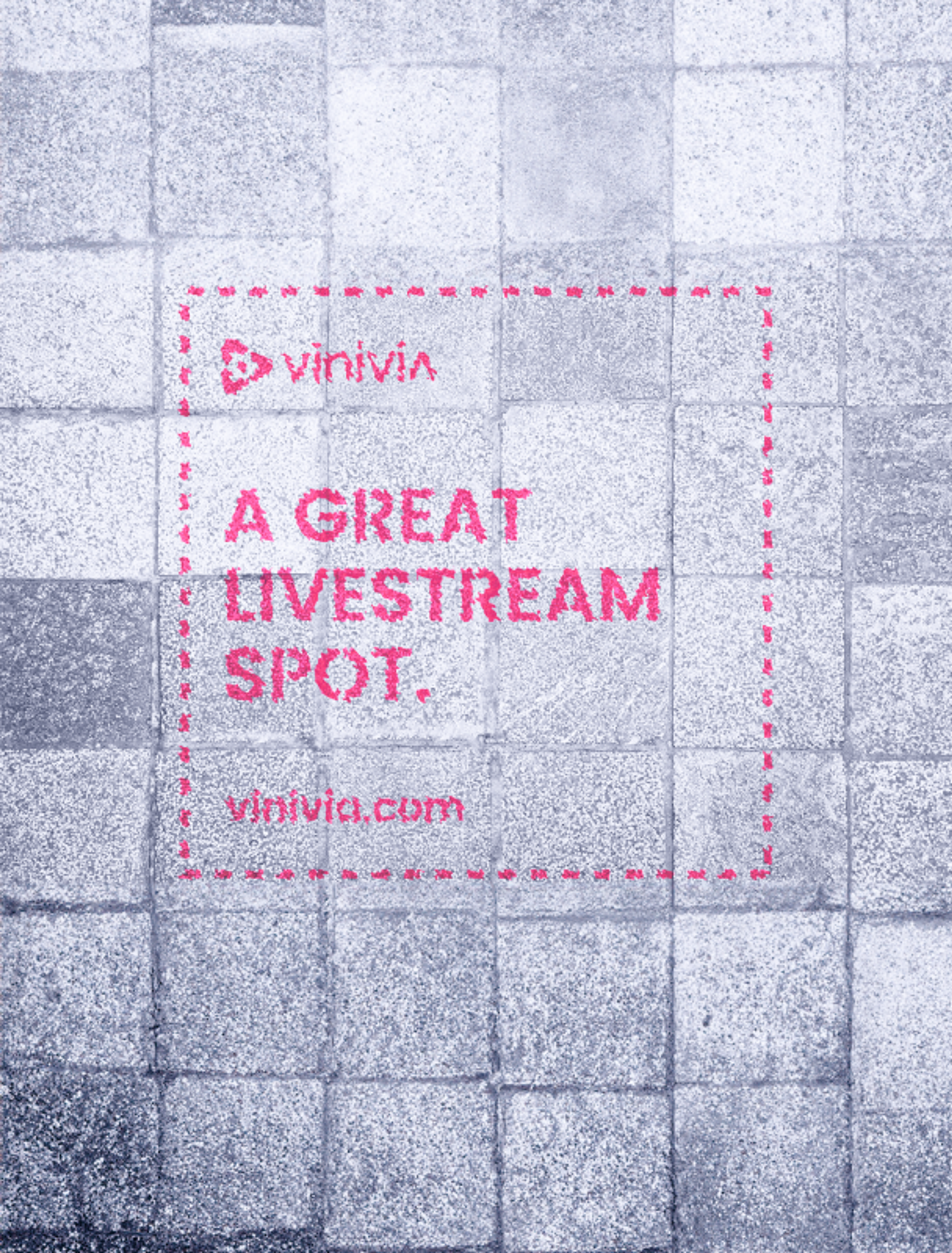 Stencil-Werbung auf einer Betonfläche: 'A Great Livestream Spot' von Vinivia. Interaktive Botschaft zur Förderung der Livestreaming-App – Unerwartet Design