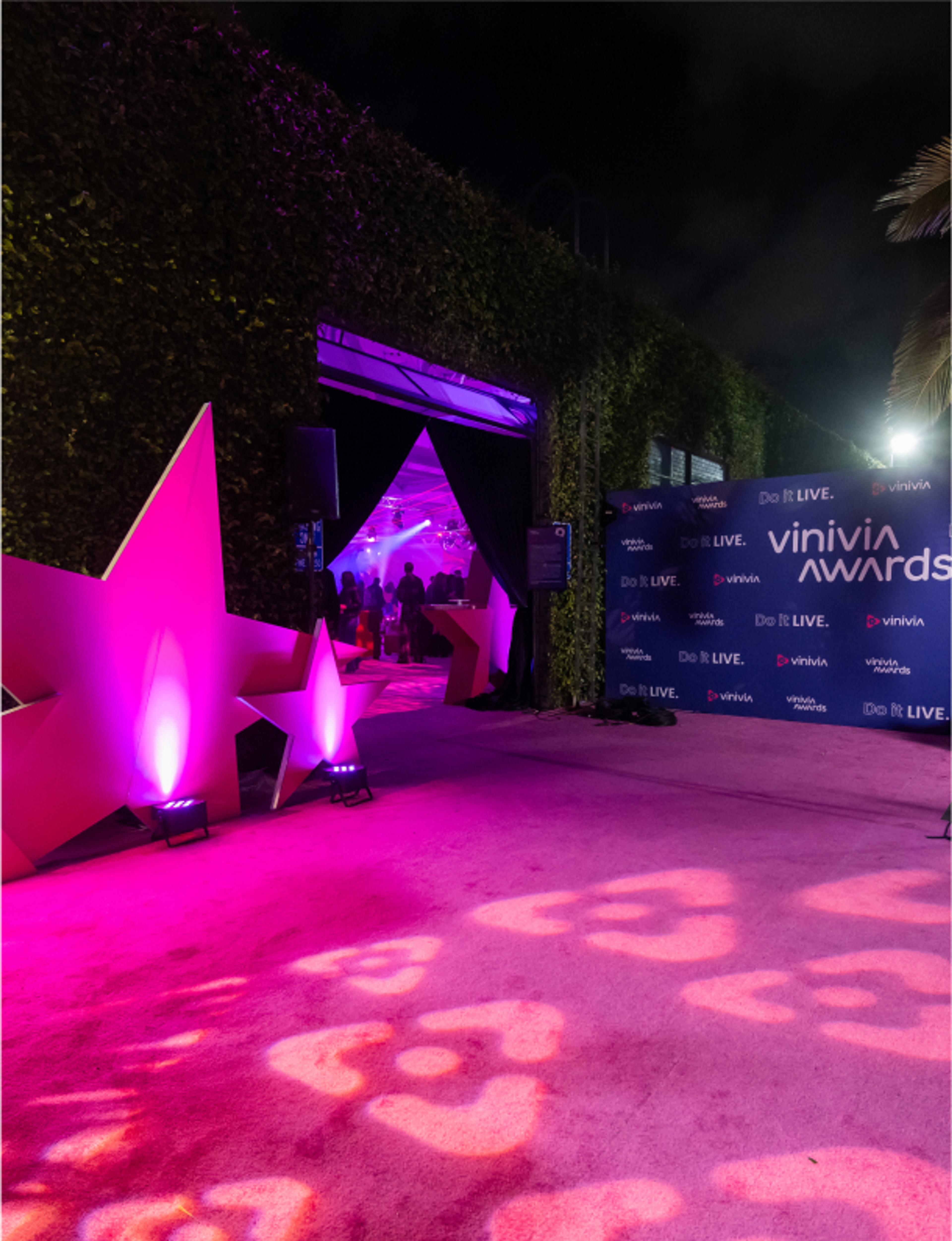 vinivia, bfa, jorgemezaphotos Vinivia Awards Eingangsbereich bei Nacht: Pinker Teppich, beleuchtete Sterne und auffallendes Event-Branding – Unerwartet Design
