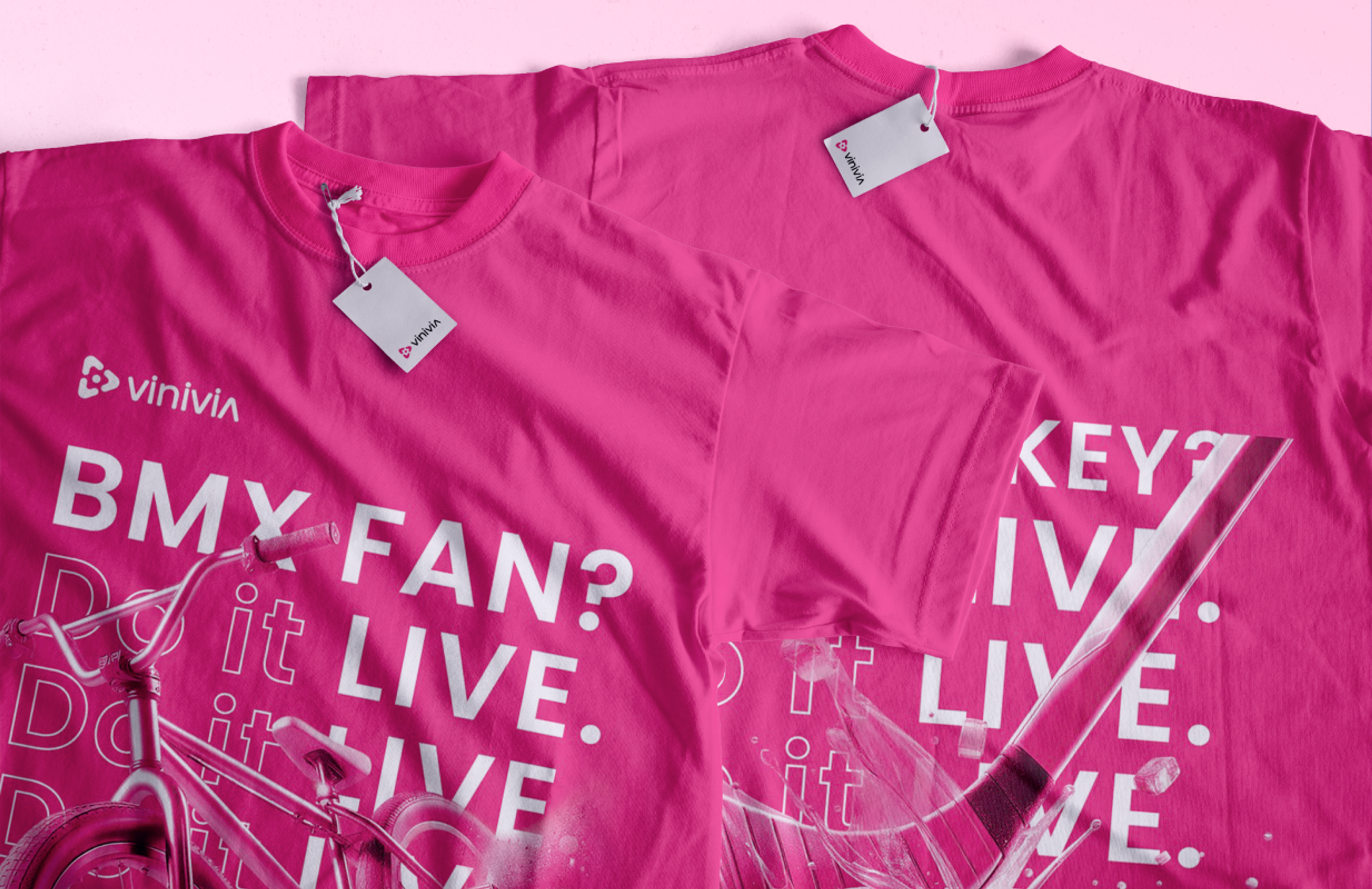 Nahaufnahme von pinken Vinivia-T-Shirts mit BMX- und Hockey-Designs, hochwertig bedruckt für zielgerichtete Markenansprache - Unerwartet Design.
