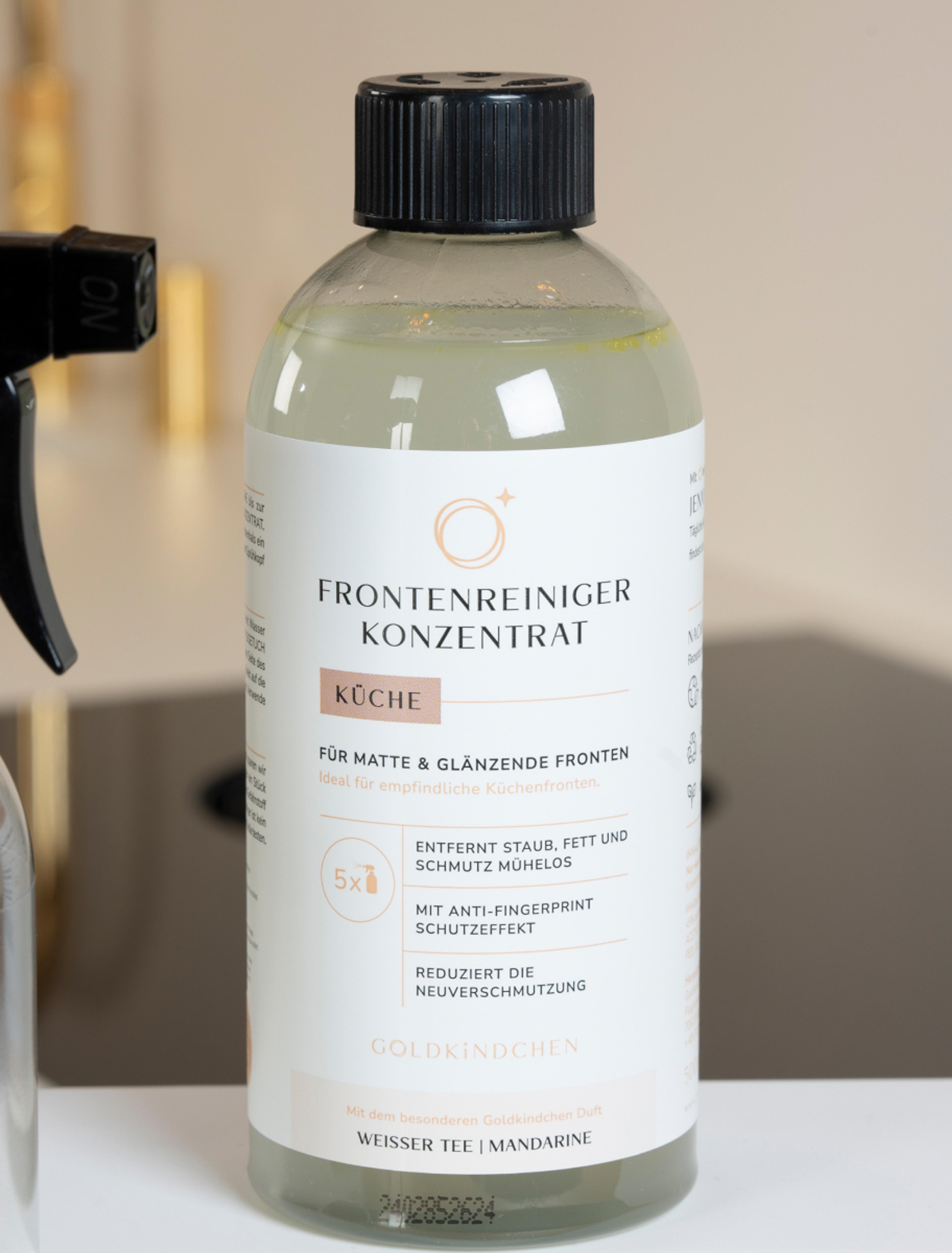  Frontansicht des Küchenreinigers von Goldkindchen, mit elegantem Etikettendesign von Unerwartet Design.