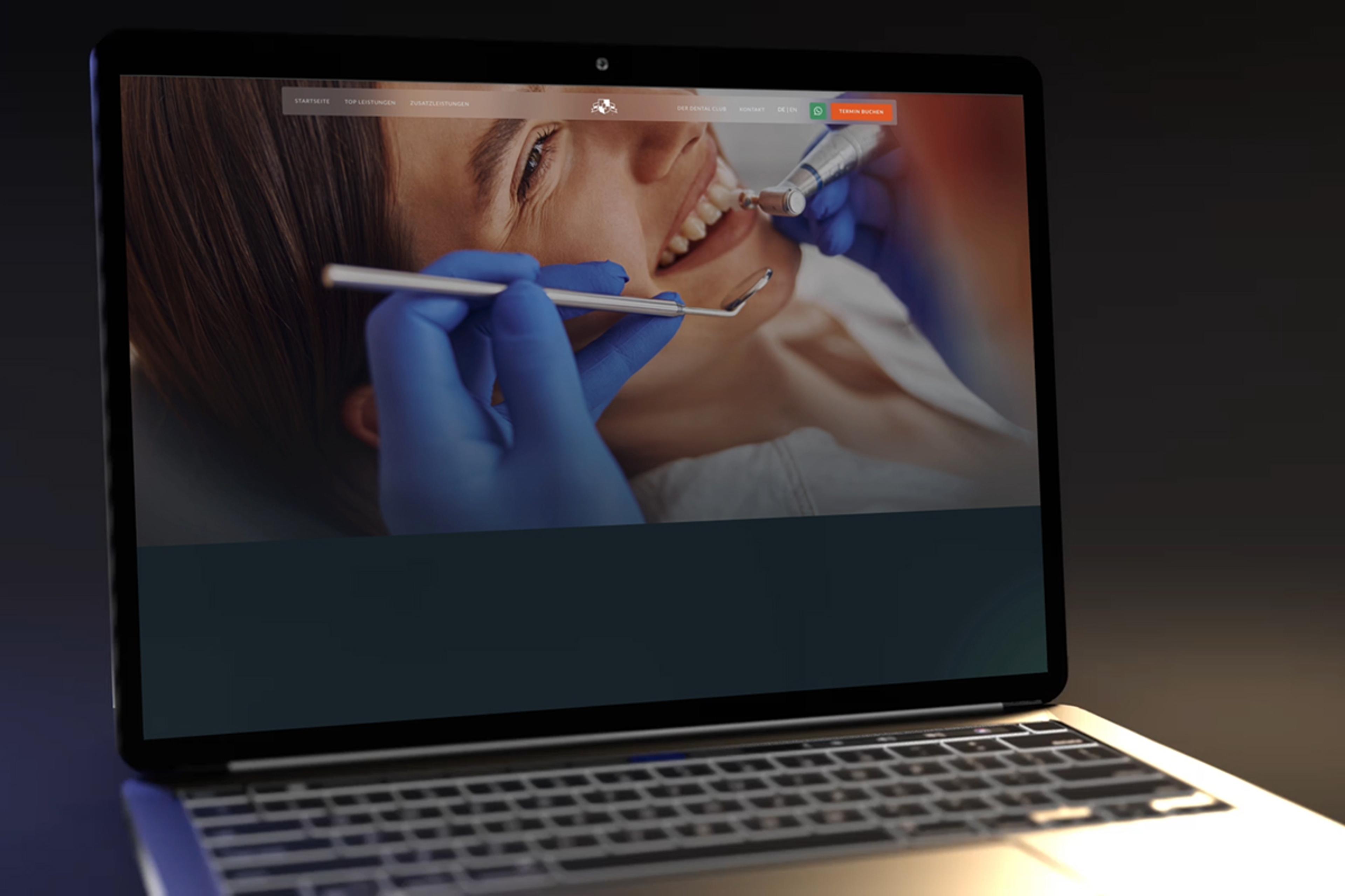 Laptop zeigt eine Unterseite über Dentalhygiene auf der Webseite von Dental Club, gestaltet von Unerwartet Design