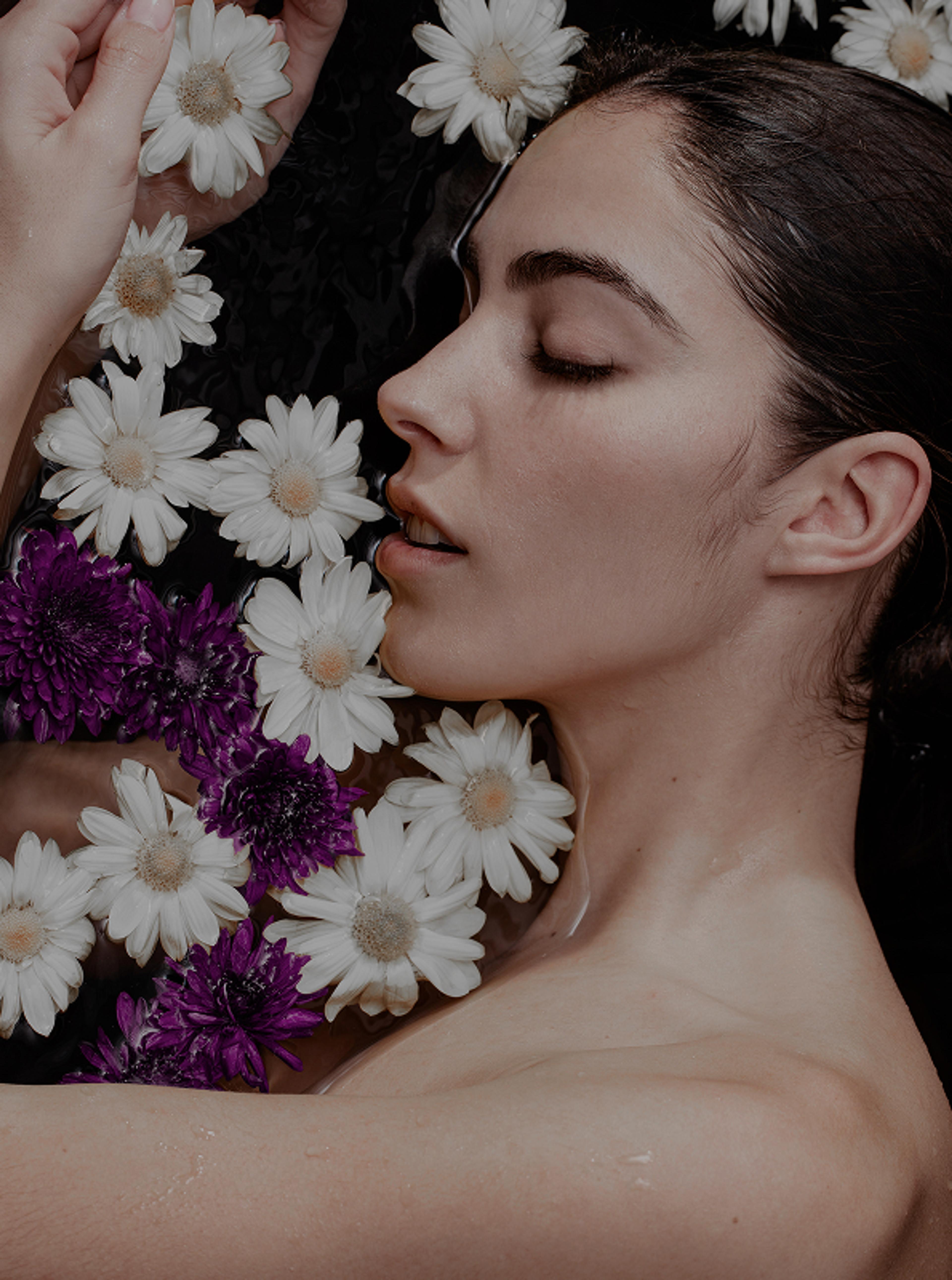 Sanftes Beauty-Editorial für AVRORA – die perfekte Verbindung von Pflege, Wasser und floralen Elementen. Die Hautpflege-Philosophie der Marke wird durch ästhetische Natürlichkeit und sanfte Farben unterstrichen.