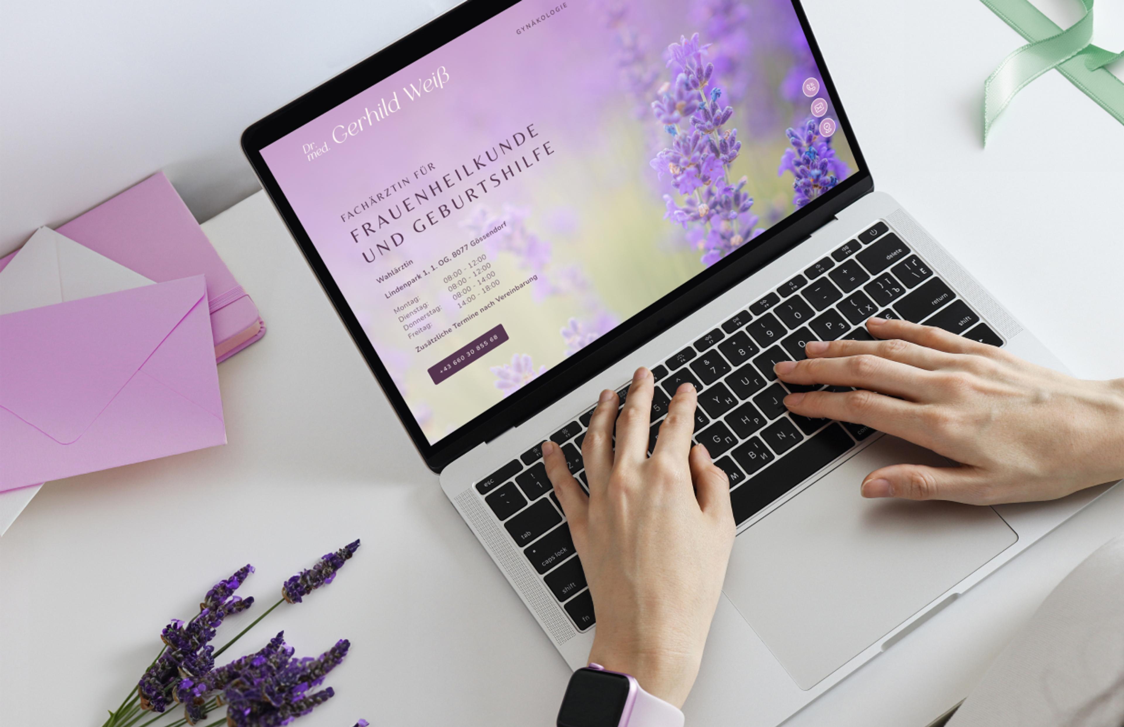 Laptop mit geöffneter Startseite der von Unerwartet Design in Graz gestalteten Website von Dr. med. Gerhild Weiß, mit Lavendel-Akzenten.