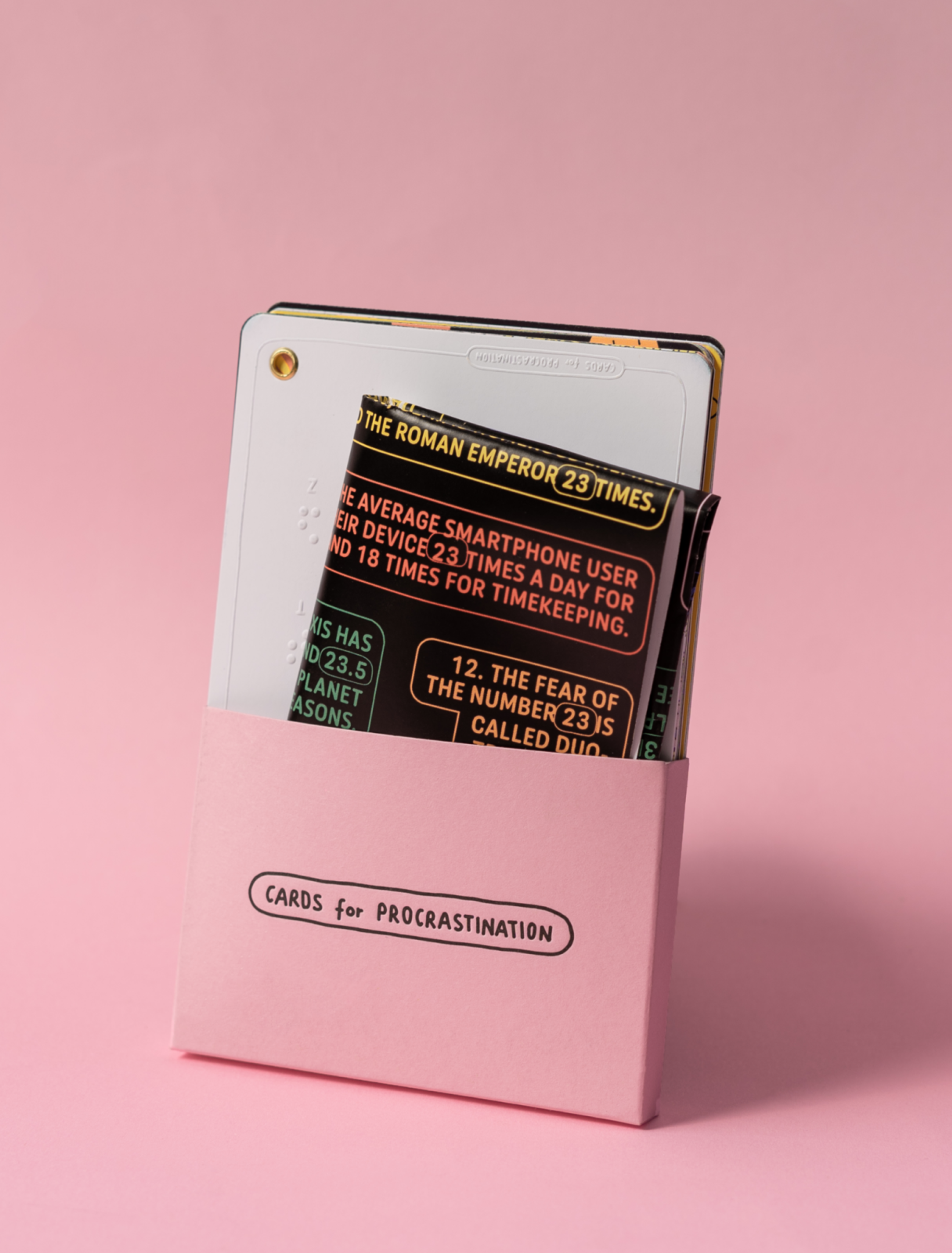 Geöffnete Verpackung mit Kartendesigns aus der Serie „Cards for Procrastination“.