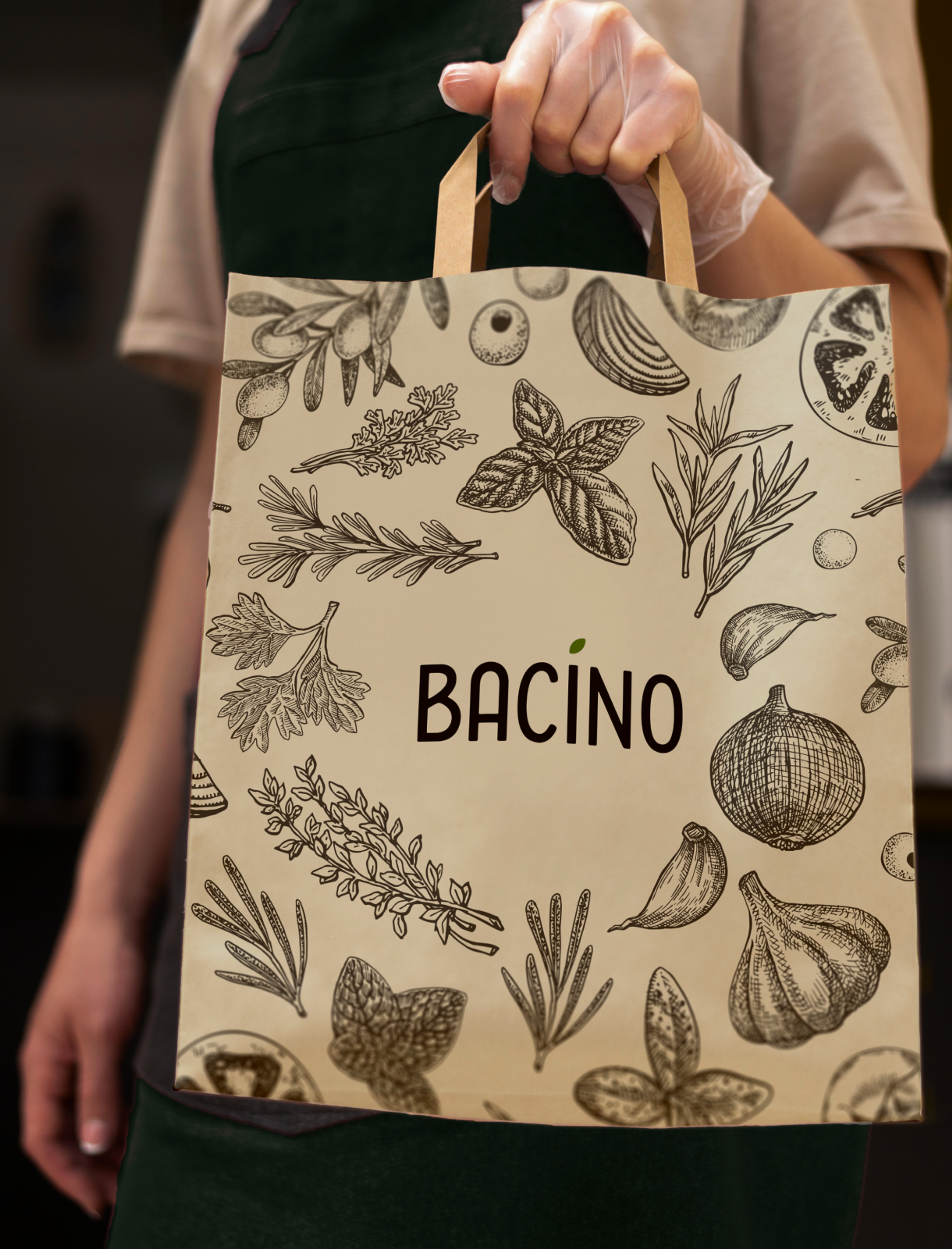 Papiertüte von Bacino mit handgezeichneten mediterranen Illustrationen und dem Bacino-Logo, getragen von einer Mitarbeiterin.