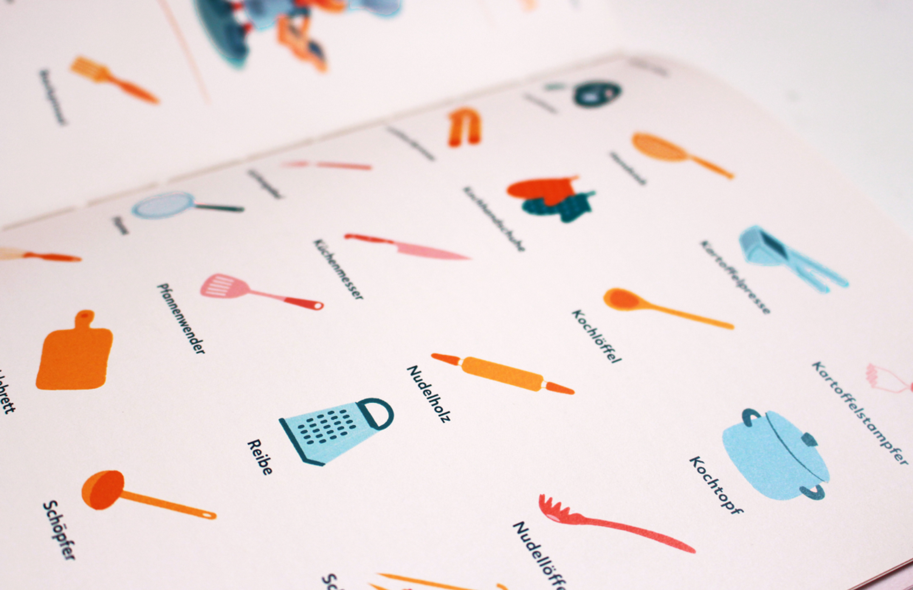 Illustration von Küchenutensilien im Kinderhotels-Kochbuch, designt von Unerwartet Design.